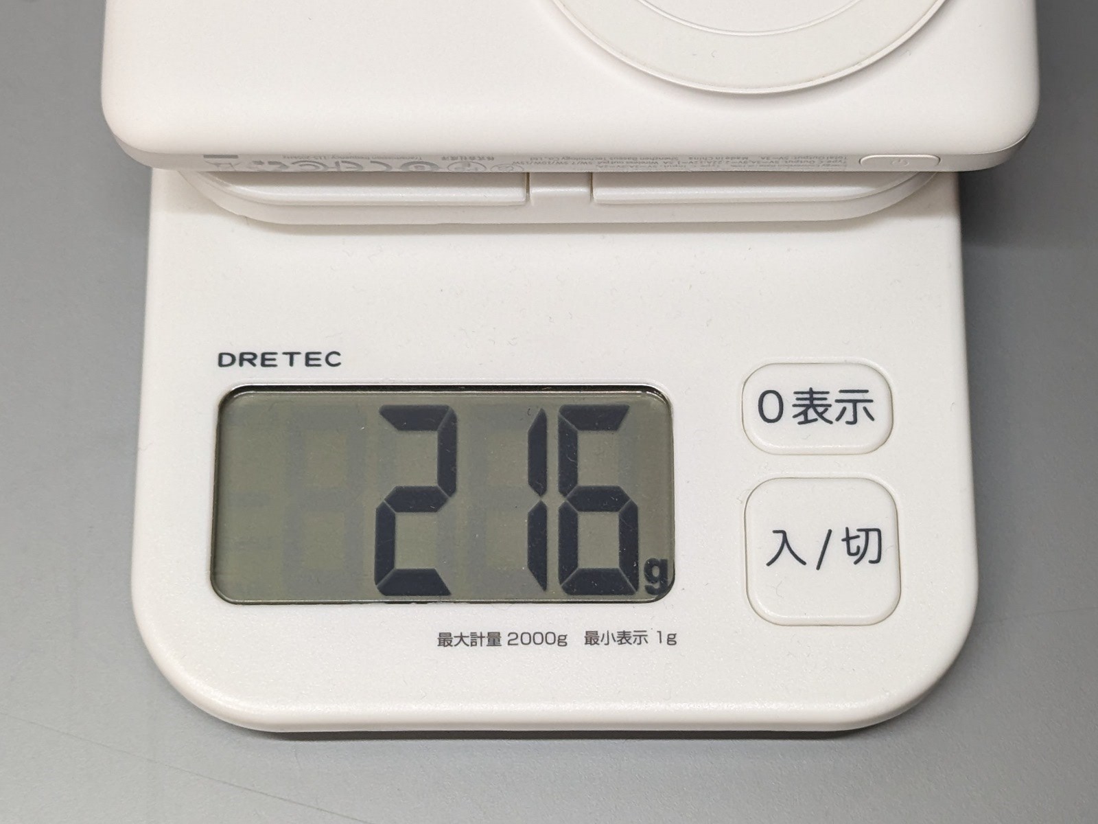 重量は実測216gと、iPhone本体を超えかねない重さだ