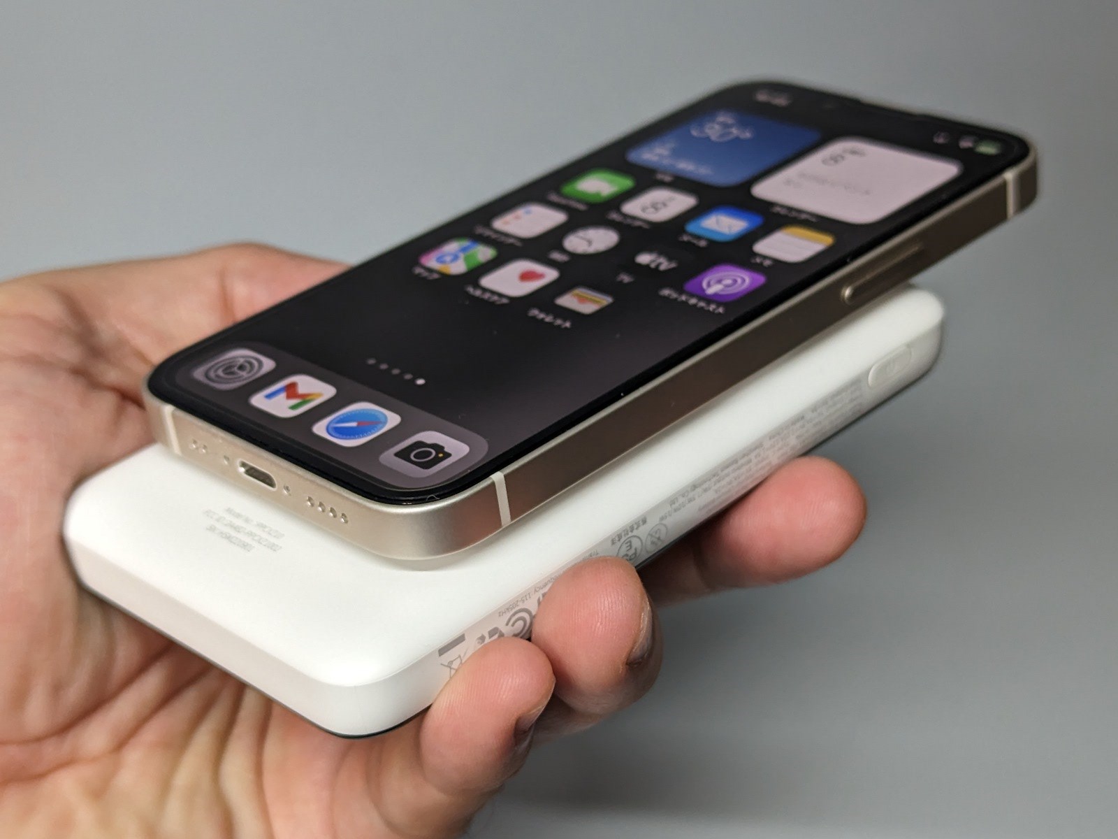 iPhone 13 miniに取り付けたところ。本製品のほうがむしろ大きいので戸惑う