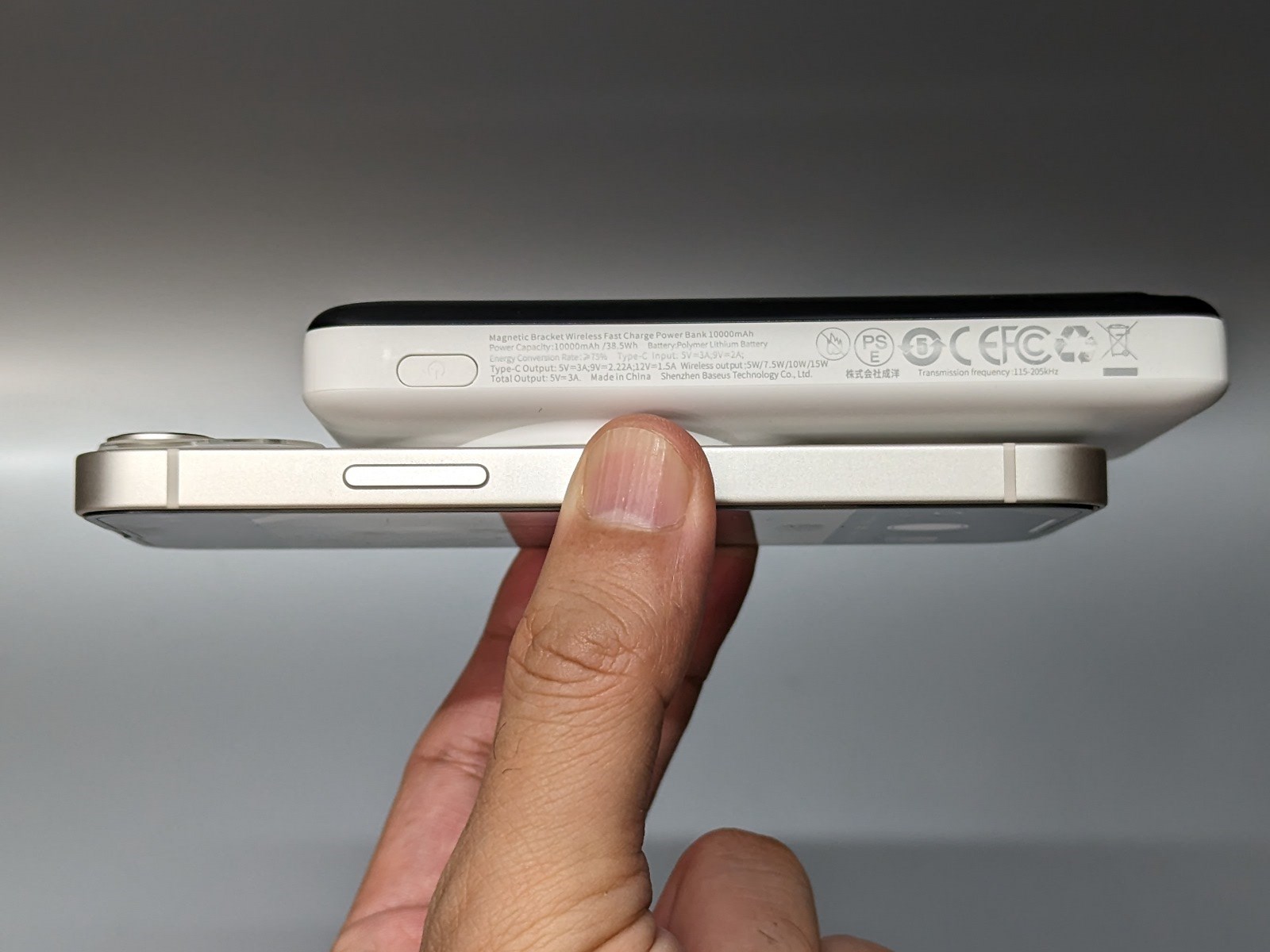 横から見たところ。どちらがスマホ本体なのか分からないほどだ