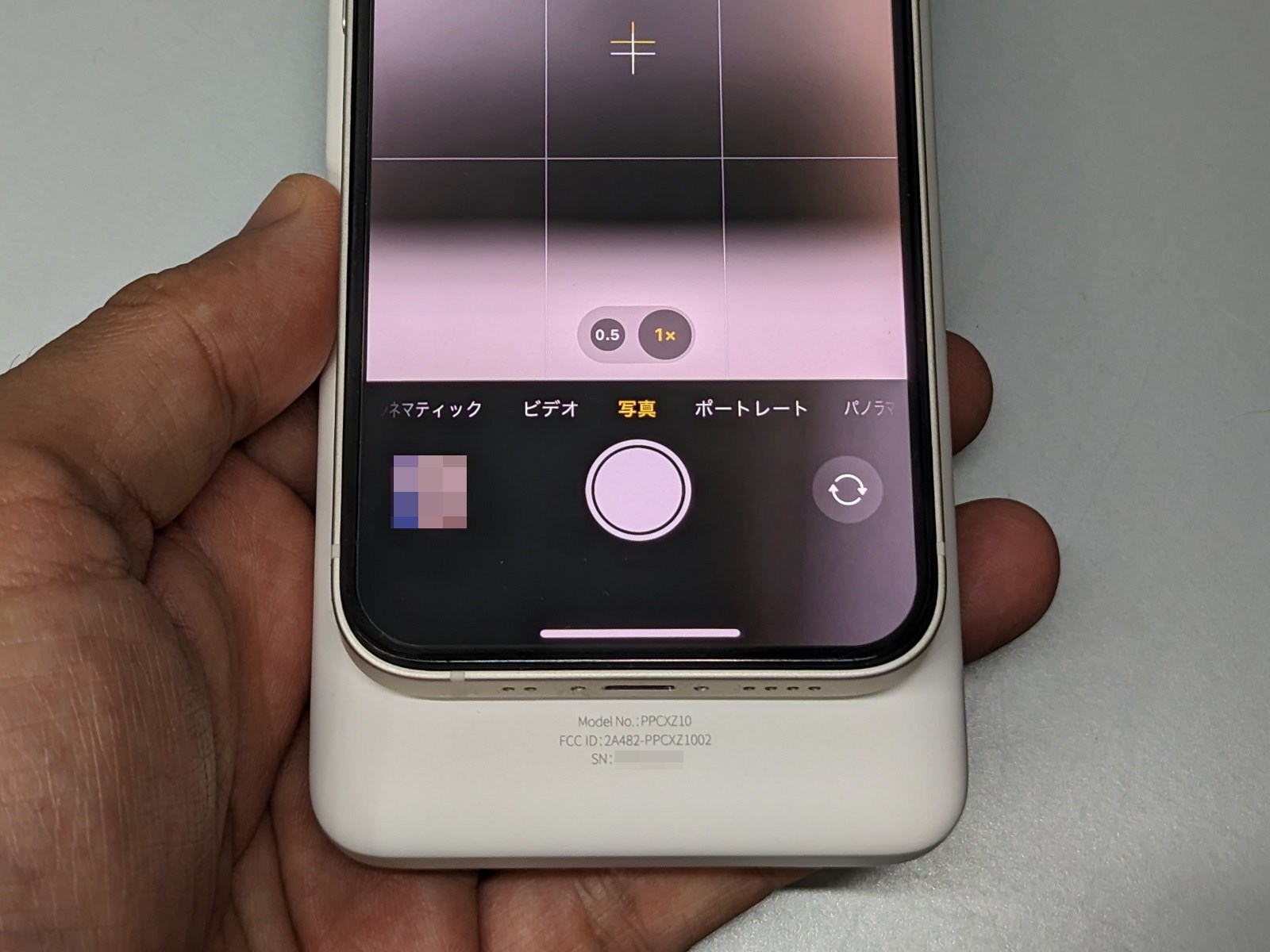 iPhone 13 miniに取り付けるとカメラの視界に入ってしまうのが難点だ（画面の下3分の1を占めている白い帯は本製品のボディの一部）