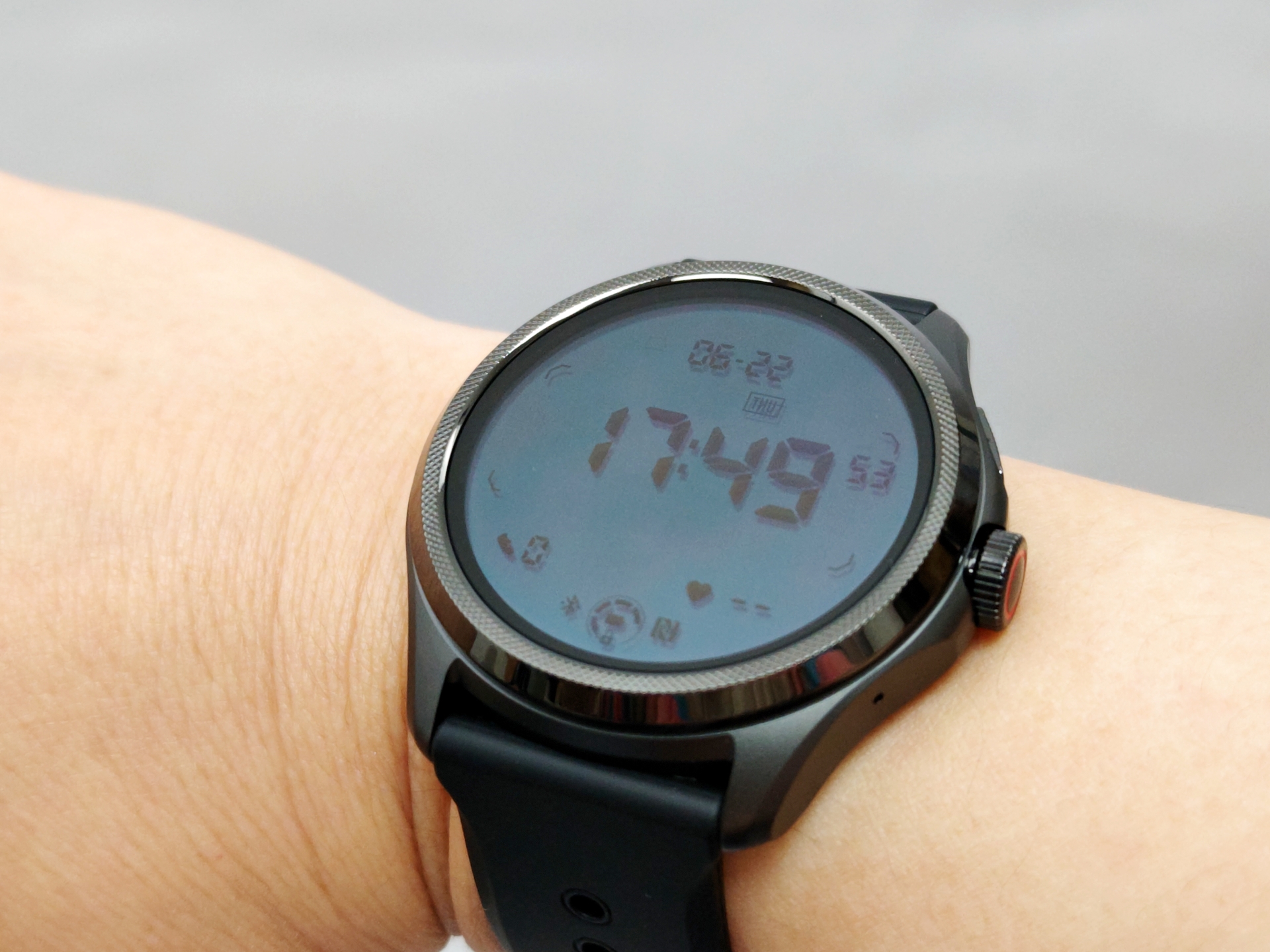 LCDディスプレイのバックライトオフの状態。デジタル温度計やデジタル時計のような表示で消費電力が少なくて済む