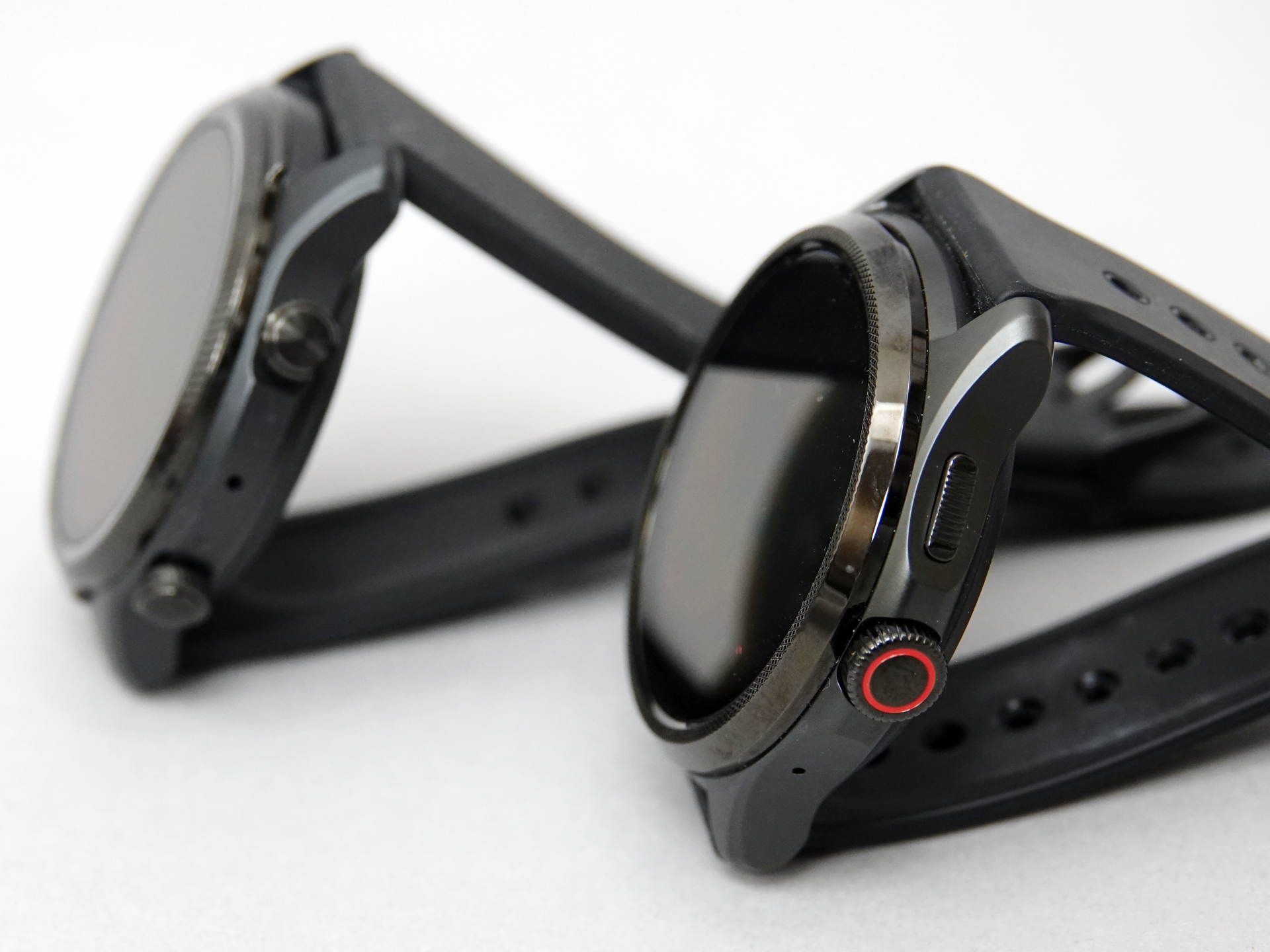 奥が前モデルのTicWach Pro 3 Ultra GPSで、手前がTicWatch Pro 5。赤い線の入ったクラウン回転ボタンがひときわ目を引く