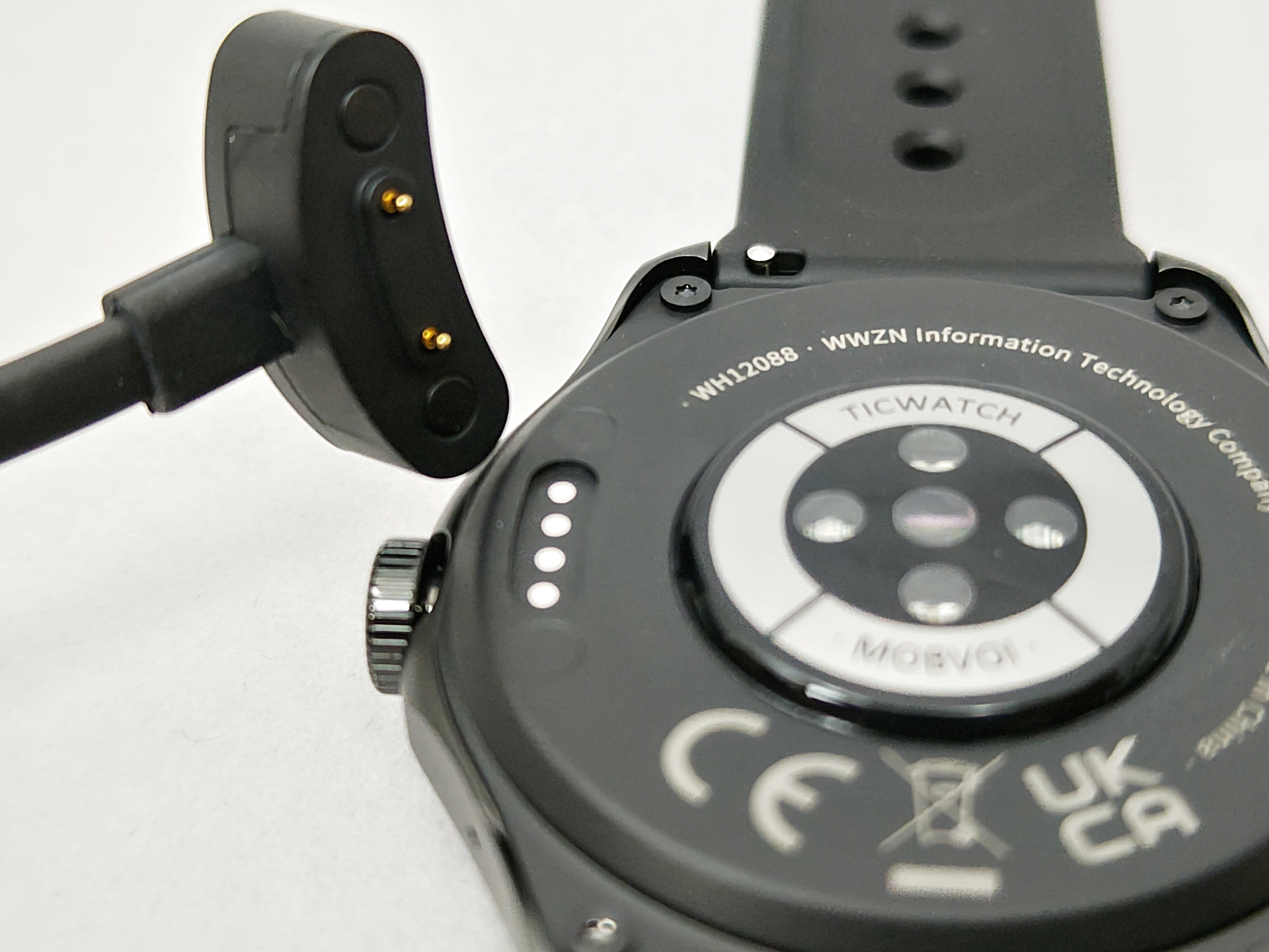 充電には専用ケーブルを使う。マグネットでカチッと装着できるため、手間がない