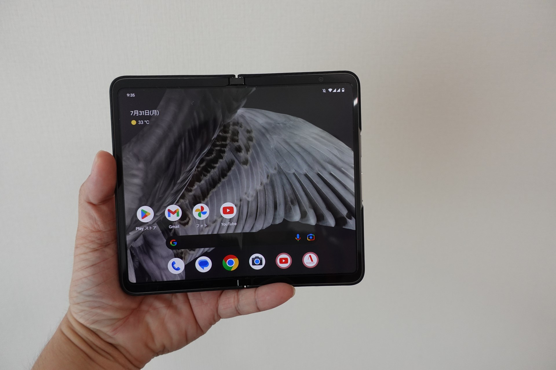 Pixel Fold。装着ケースはMagSafe対応の「PITAKA」