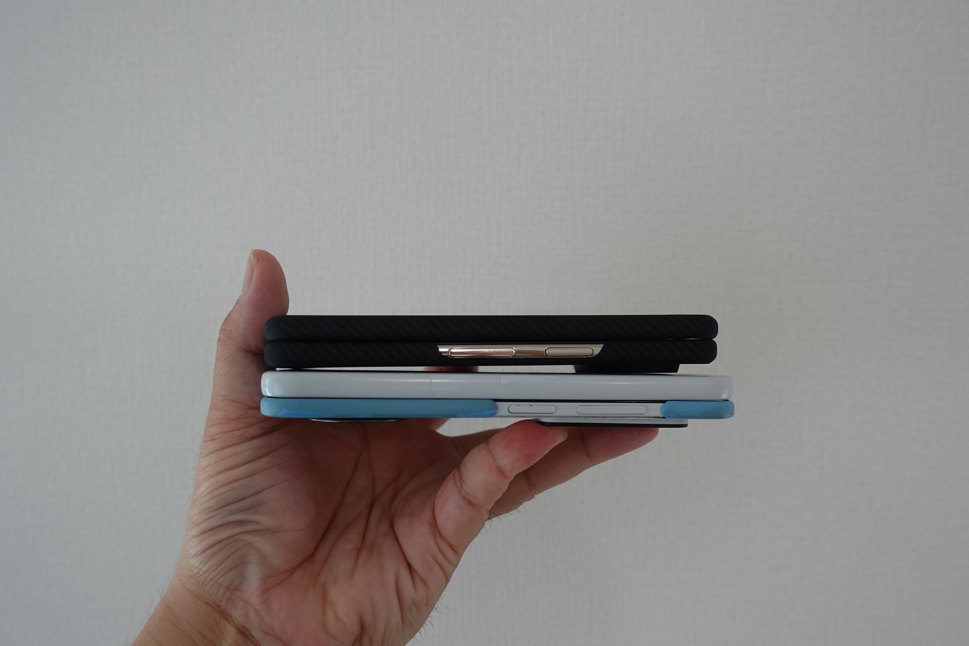 Surface Duo 2との厚さ比較。Pixel FoldはPITAKAのケース、Surface Duo 2は純正のペンカバーを装着した状態