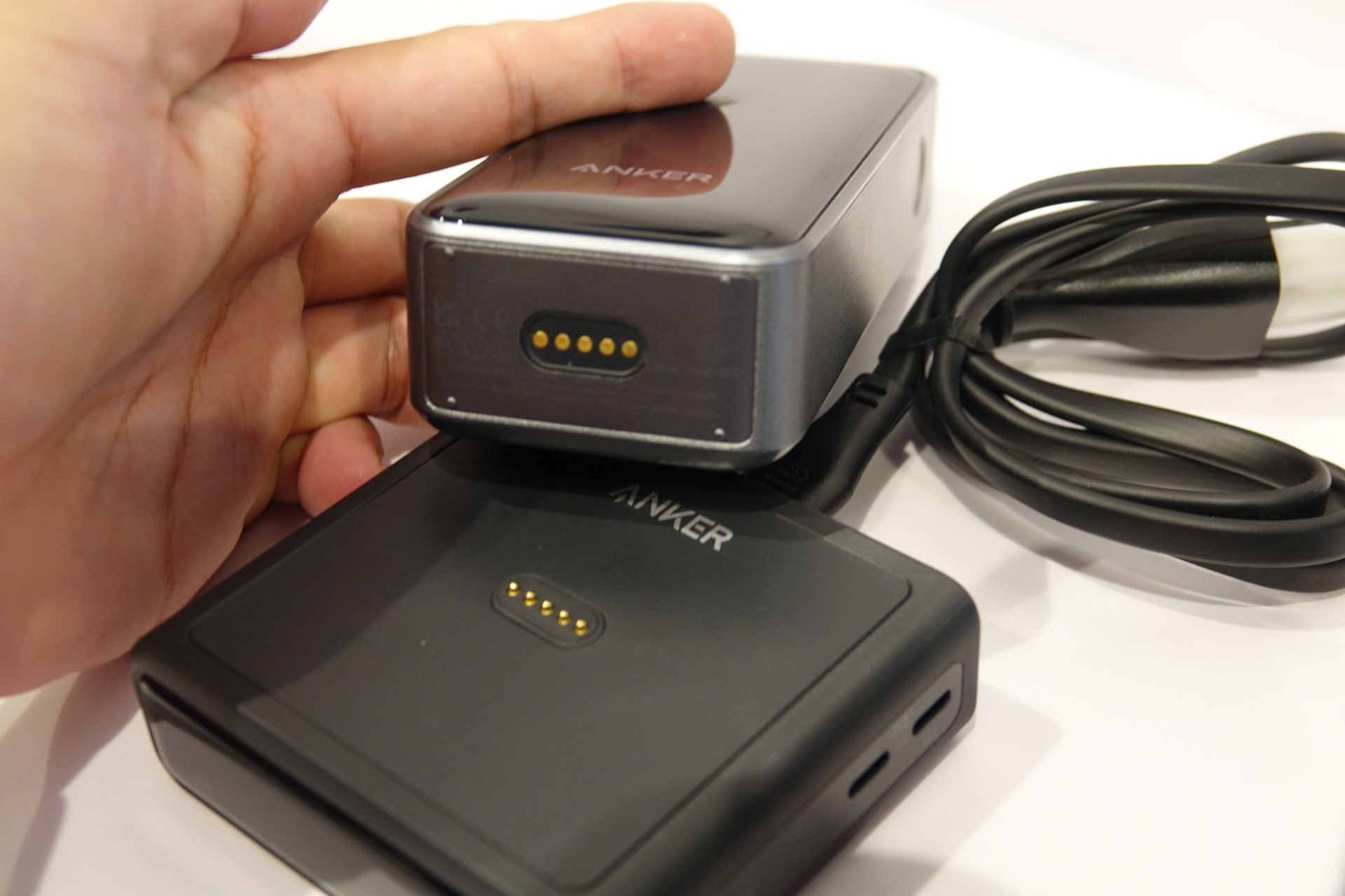 今回発表のモバイルバッテリーを乗せるだけで充電できる