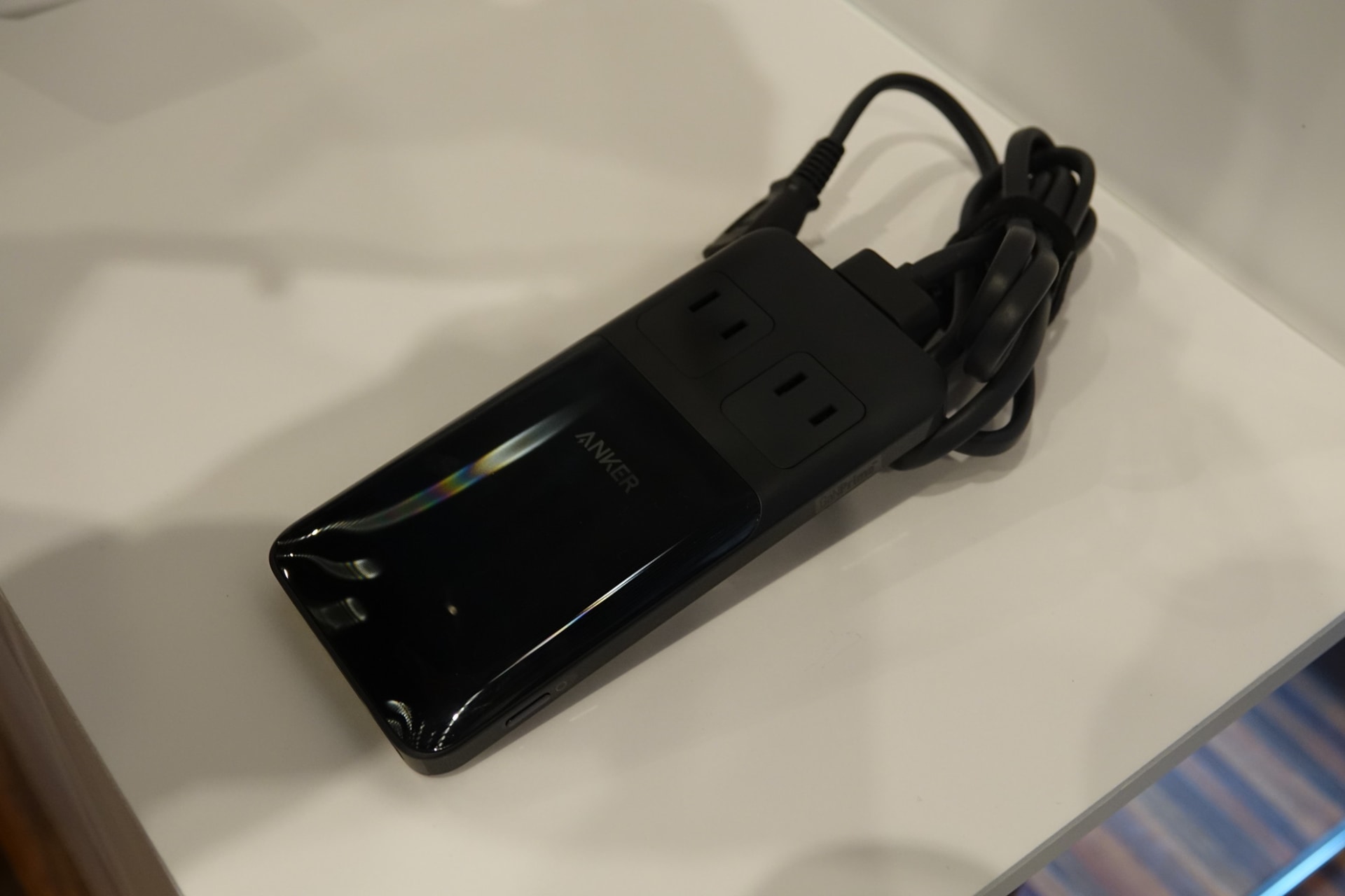 コンセントを指すと、端子が浮き上がるしくみ（左は指した後、右は指す前）