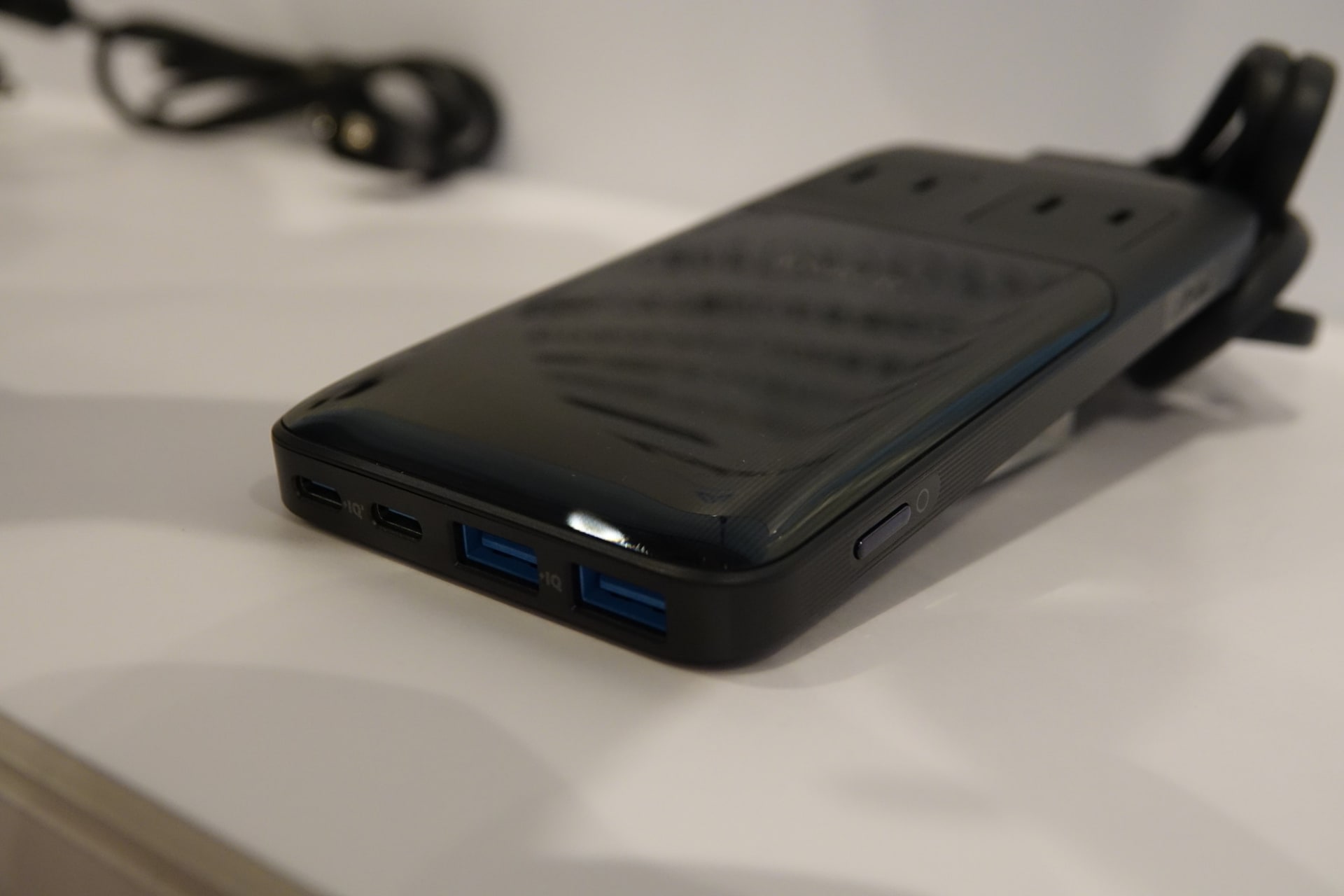 コンセントを指すと、端子が浮き上がるしくみ（左は指した後、右は指す前）