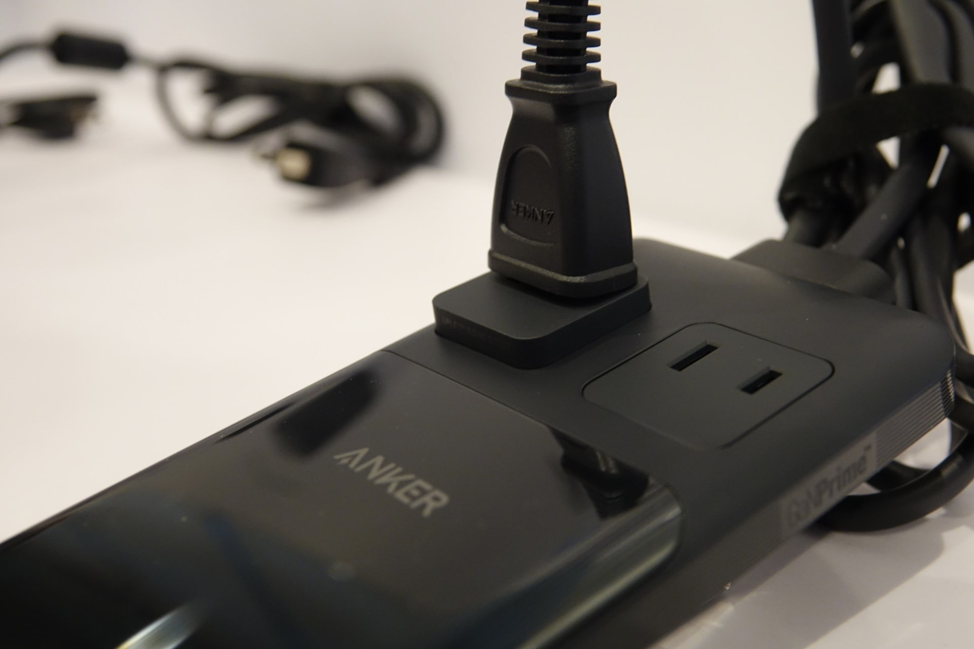 コンセントを指すと、端子が浮き上がるしくみ（左は指した後、右は指す前）