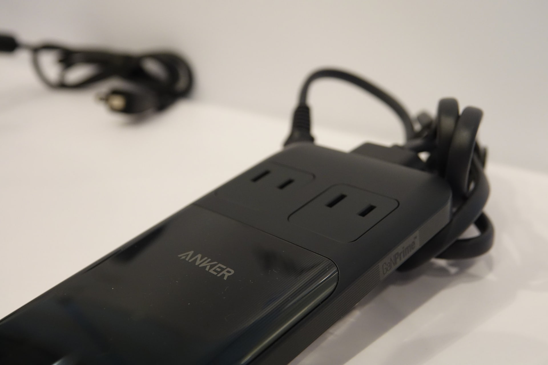 コンセントを指すと、端子が浮き上がるしくみ（左は指した後、右は指す前）