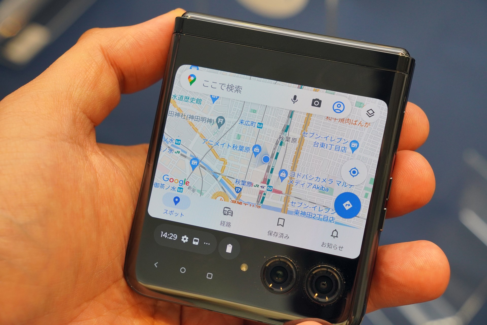 縦折りのフォルダブルスマホも、外側のディスプレイは年々大型化している。写真はrazr 40 ultra。3.6インチは黎明期のスマホとほぼ同サイズ