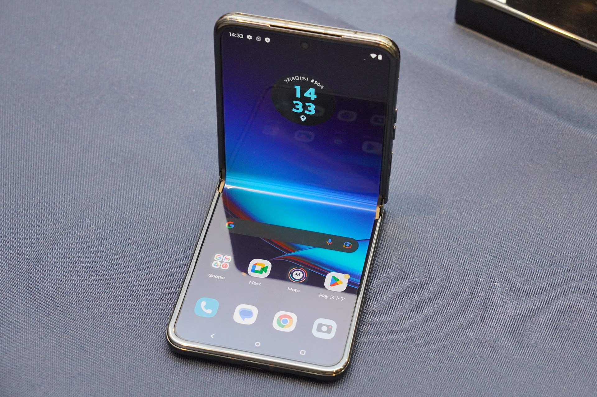 モトローラは、8月下旬に外側ディスプレイを3.6インチまで広げたrazr 40 ultraを日本で発売する