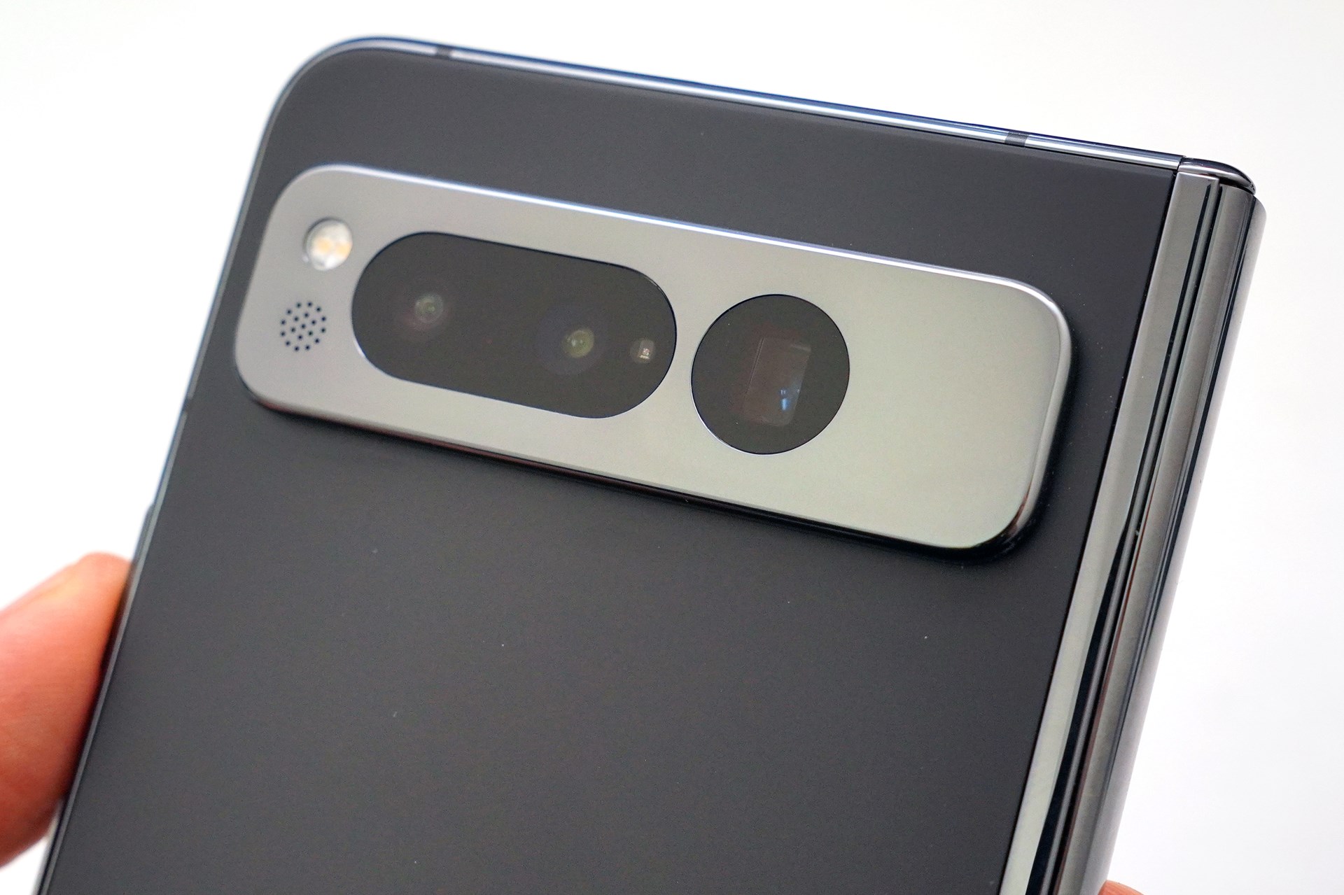 Pixel Foldは、Pixel 7 Proと同じトリプルカメラ構成だが、メインカメラのピクセルピッチは廉価モデルの「Pixel 7a」と同じ。望遠カメラも画素数が抑えてあり、超解像ズームは30倍にとどまる