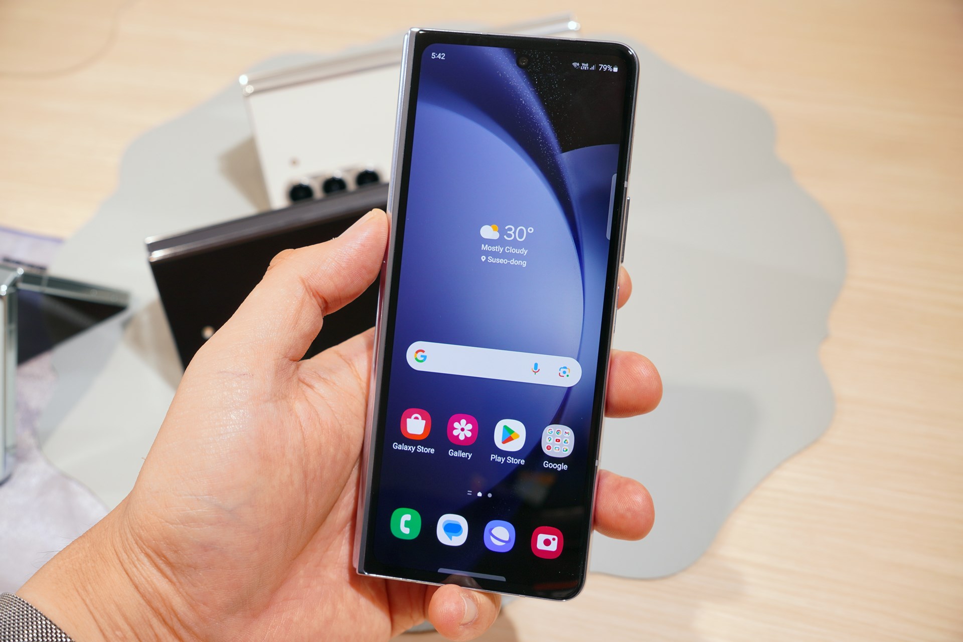 Galaxy Z Foldシリーズは、閉じたままでも普通のスマホに近いサイズで操作できる