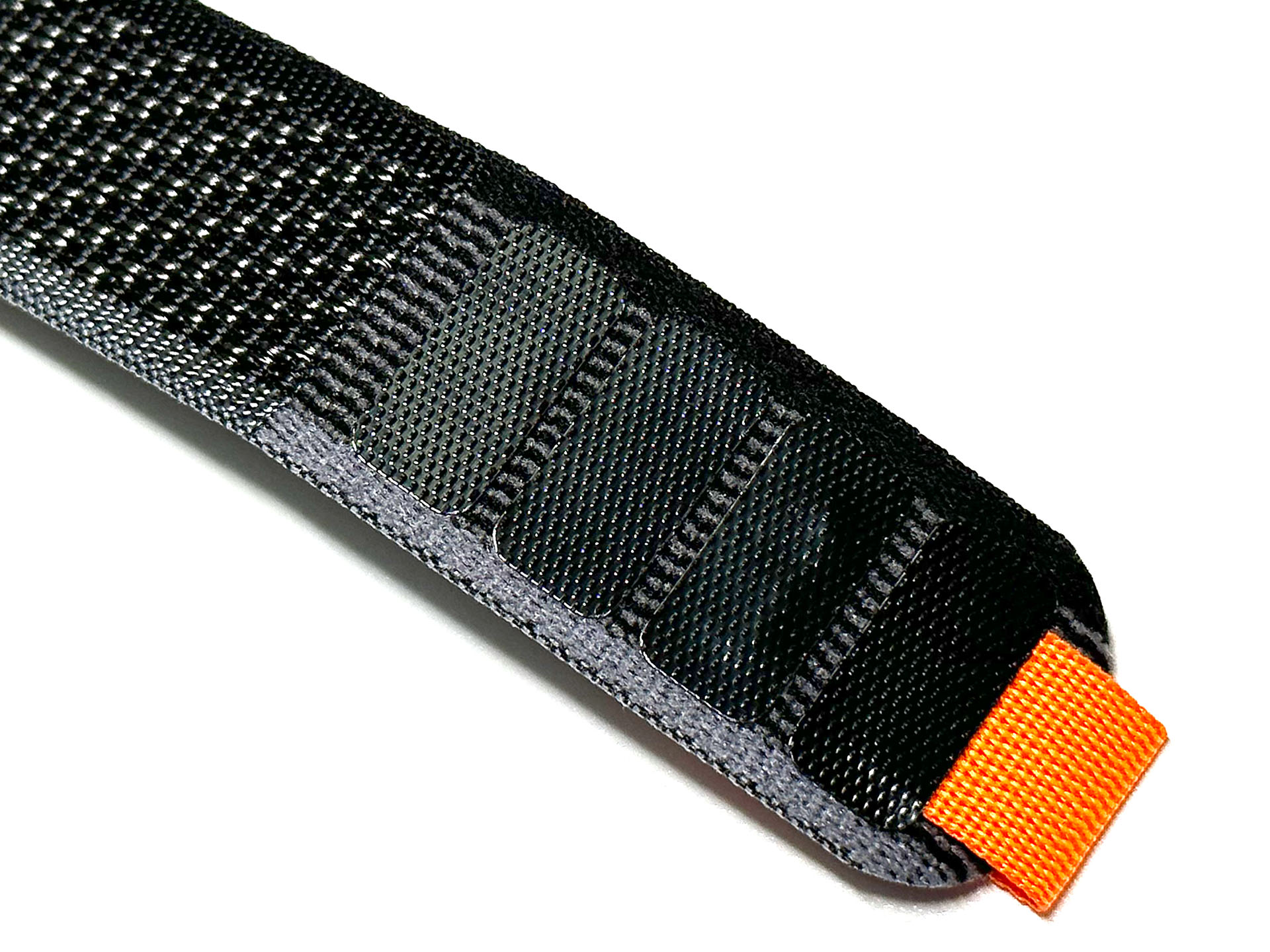 オレンジ色の短いフラップの裏側に、面ファスナーのフック面がある。面ファスナーの範囲は約4.5cm。