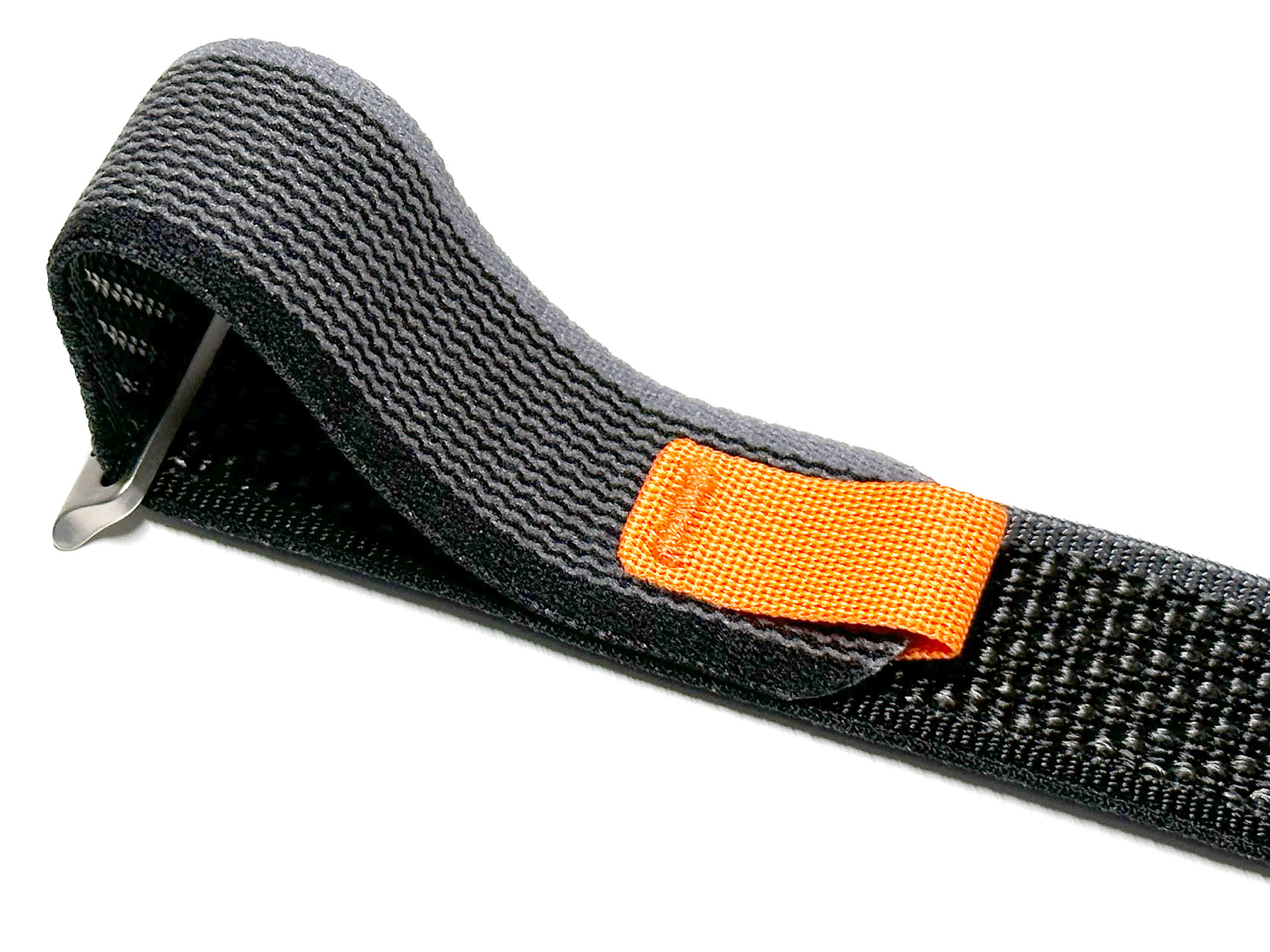 バンド外側のほぼ全体が面ファスナーのループ面で、衣服などに引っ掛かることはない。