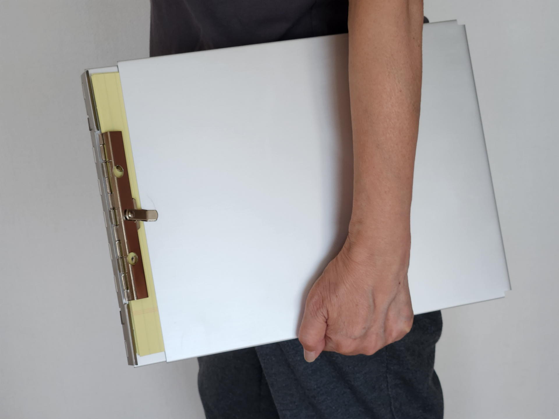 クリップと回転フックで3枚のアルミ板を固定して持ち歩きにも不安無し