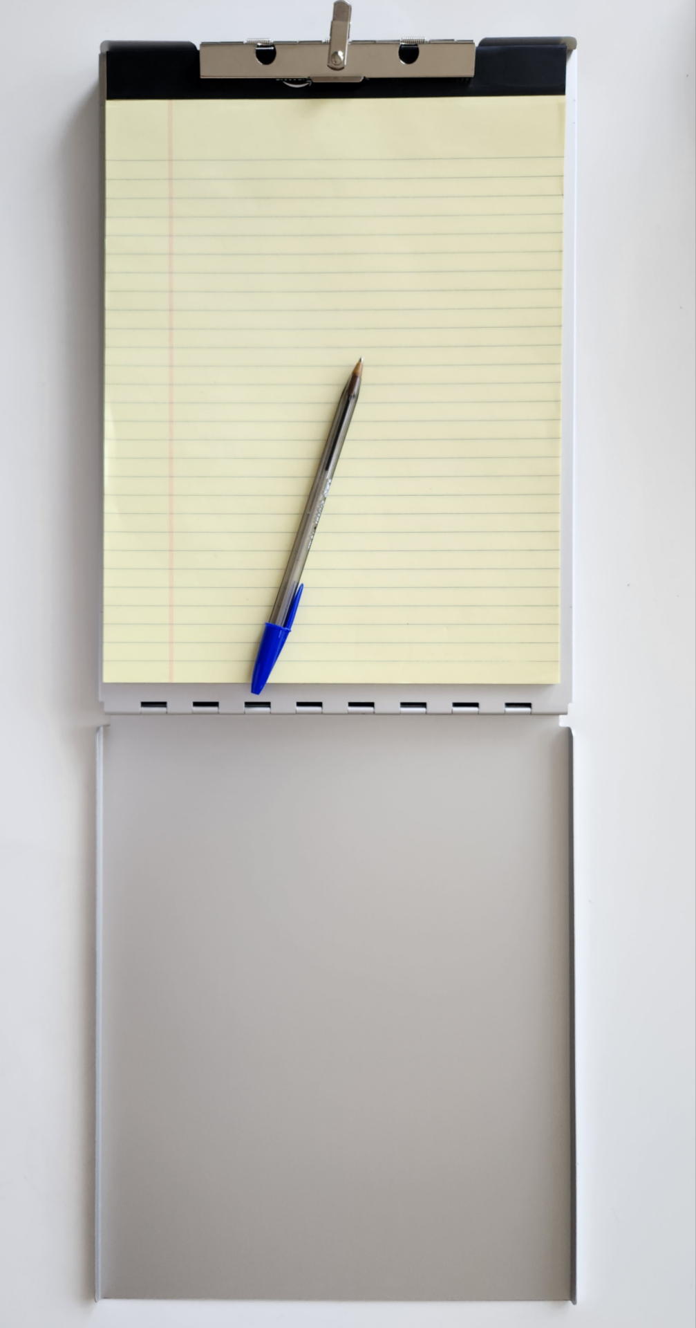 2枚目の中板のクリップにリーガルパッドを正しくクリップするとカバー（上板）をめくっただけではカバーが邪魔して筆記に苦労する。