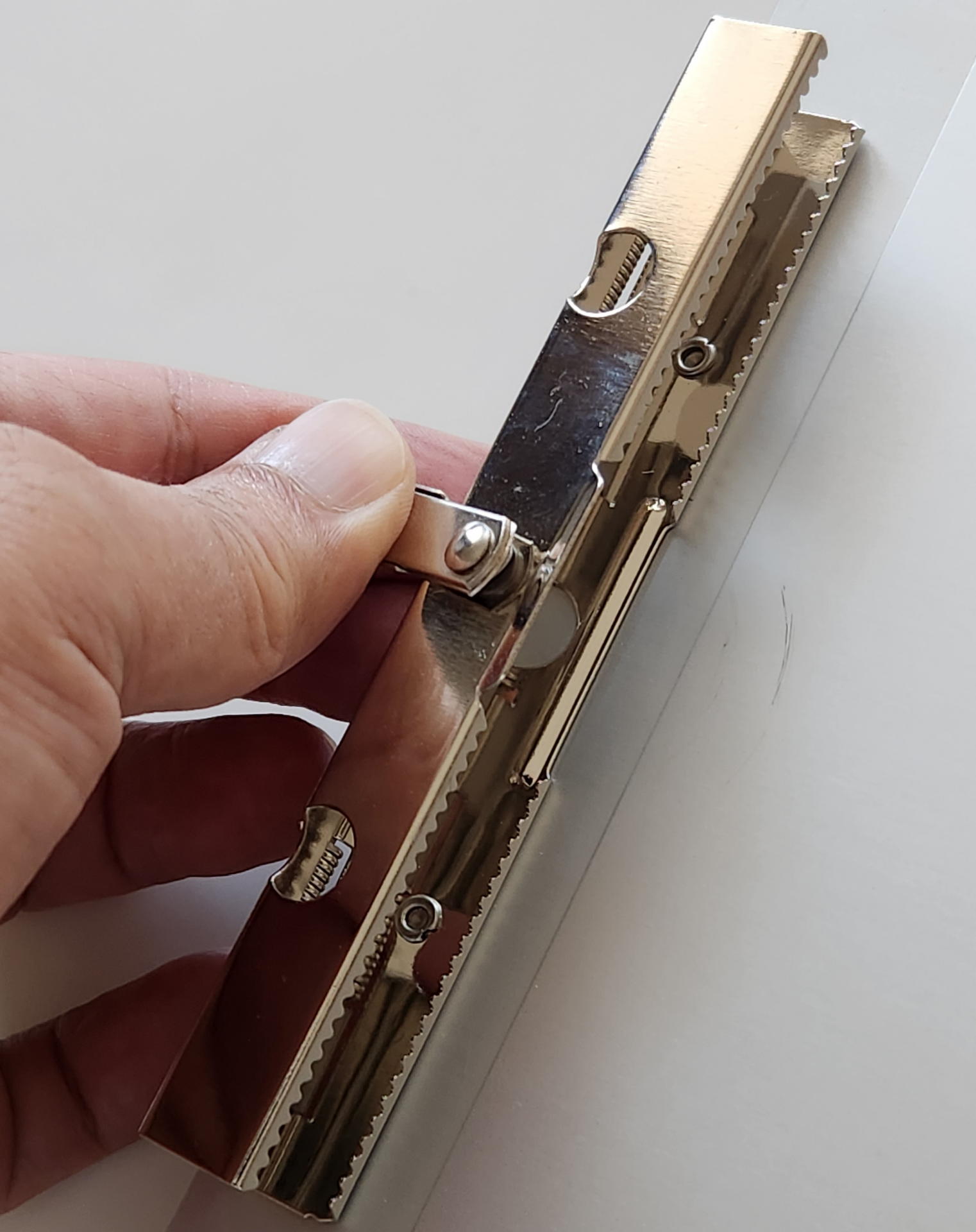 かなり強そうなサメの歯のようなクリップなのでリーガルパッドを切り取った後の単票のスタックでも十分ホールドしてくれそうだ