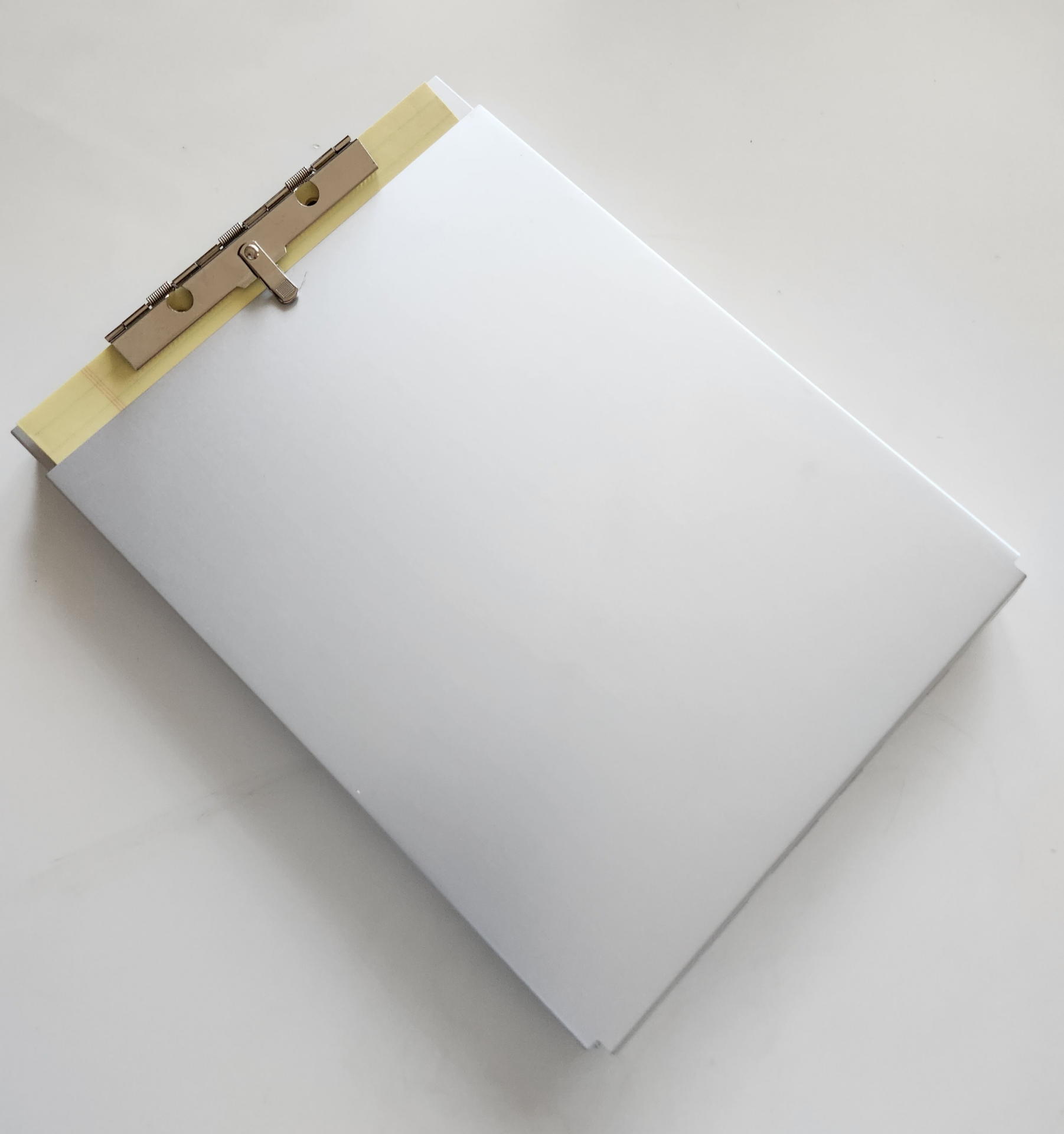 リーガルパッドをベースの厚紙から切り取った単票をスタックして10枚～15枚クリップしてみた。スタックした紙は取り外さなくても自由に曲がってくれてカバー（上板）を直ぐに下敷きのようにして筆記できる