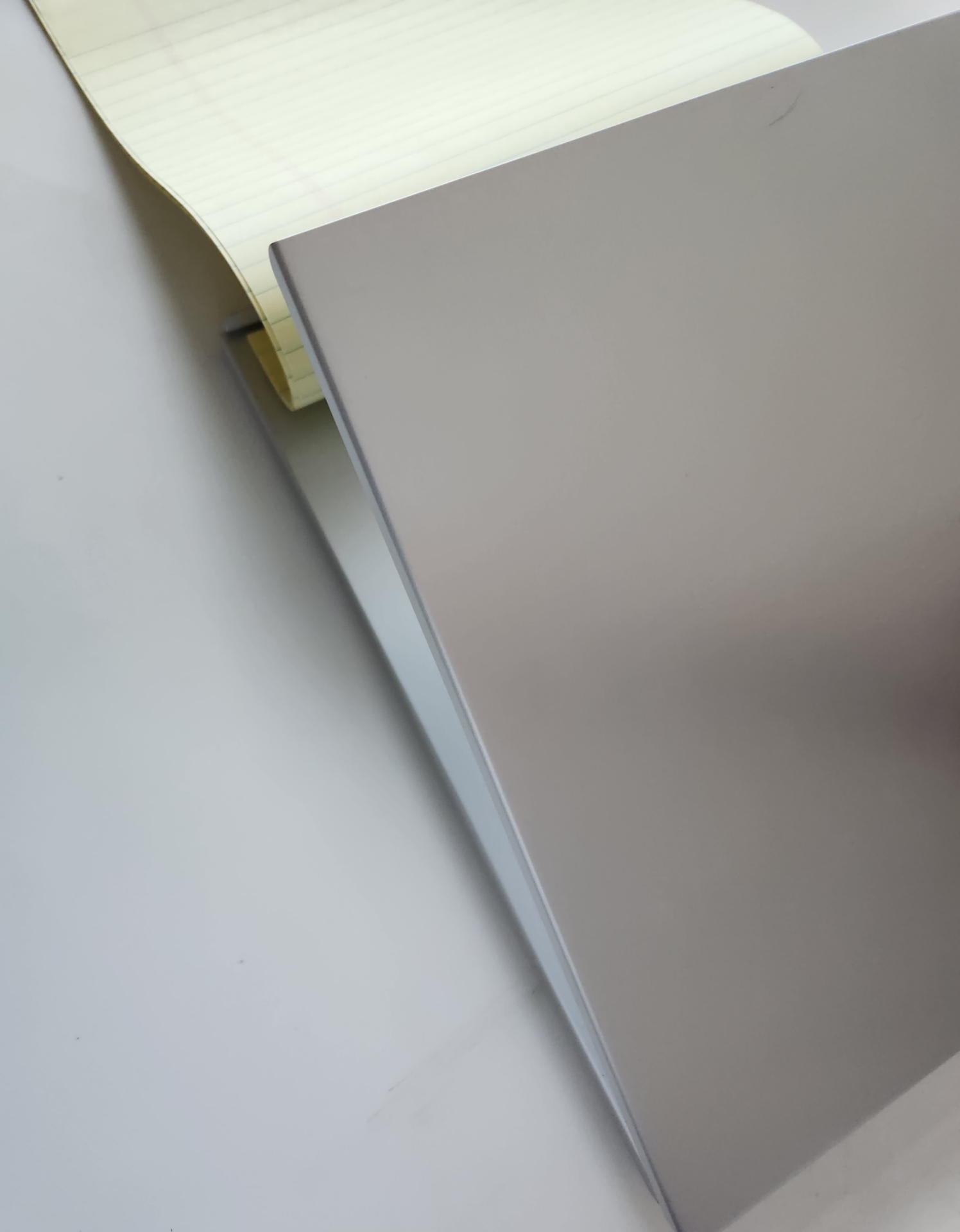 リーガルパッドをベースの厚紙から切り取った単票をスタックして10枚～15枚クリップしてみた。スタックした紙は取り外さなくても自由に曲がってくれてカバー（上板）を直ぐに下敷きのようにして筆記できる