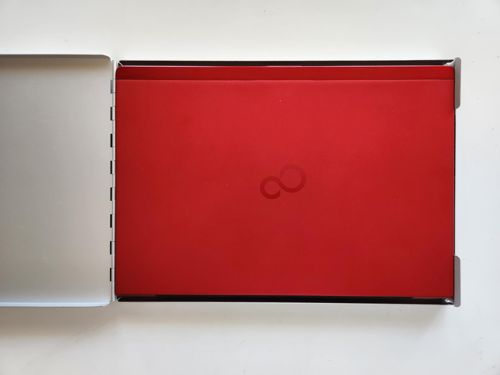 工夫次第でさまざまなモノを収納可能だ。14mmという薄さゆえ収納物を選ぶ必要がある