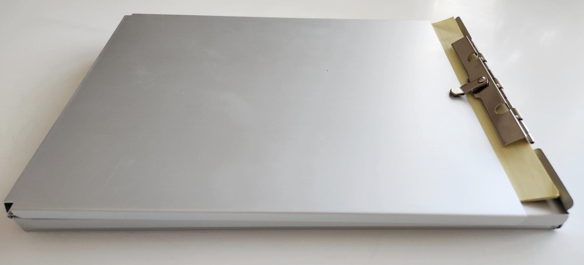 軽くて、機能先行型、クールなデザインだが持ち手がないのがちょっと残念。筆者は身の回りにあったトートバッグに入れて移動している