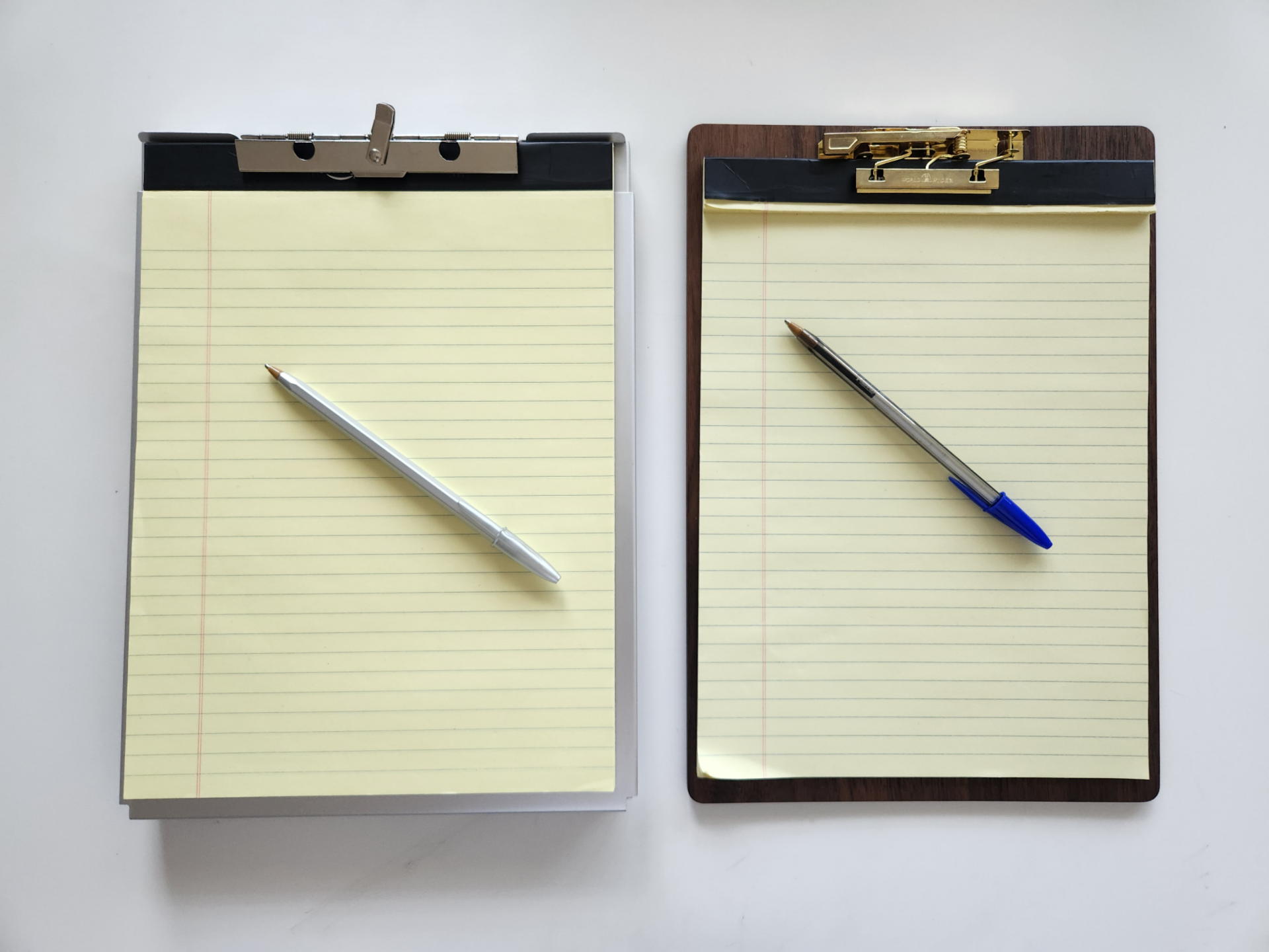 最近愛用の自然の木を使ったクリップボード（右）と今回の収納クリップボード（左）