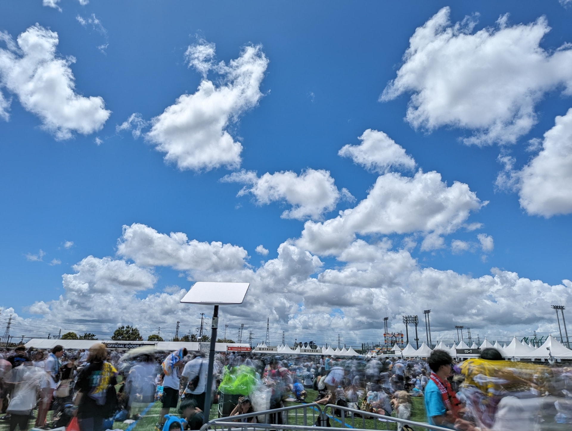 Starlinkの設置例。大きい広場の真ん中にも設置できる