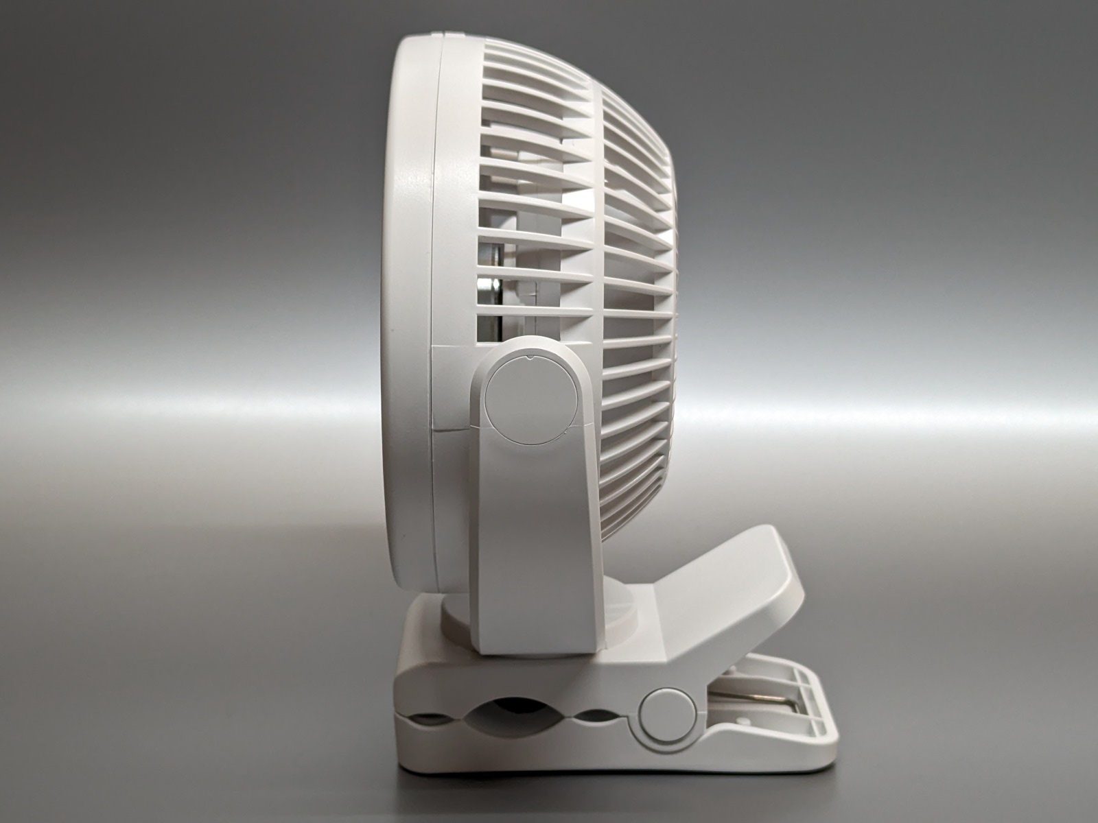 横から見たところ。クリップ部が台座となる仕組みだ