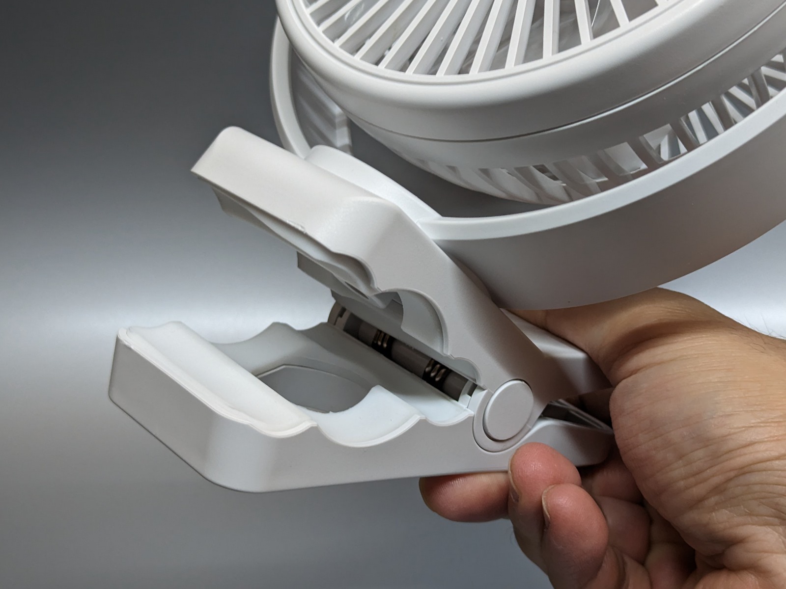 クリップで支柱などに取り付けられる