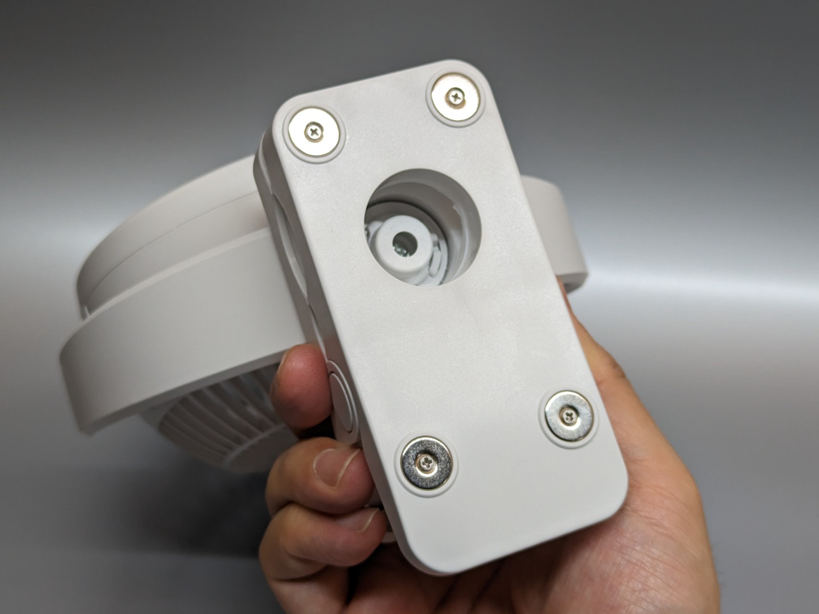 底面のマグネットでスチール面への吸着も可能だ