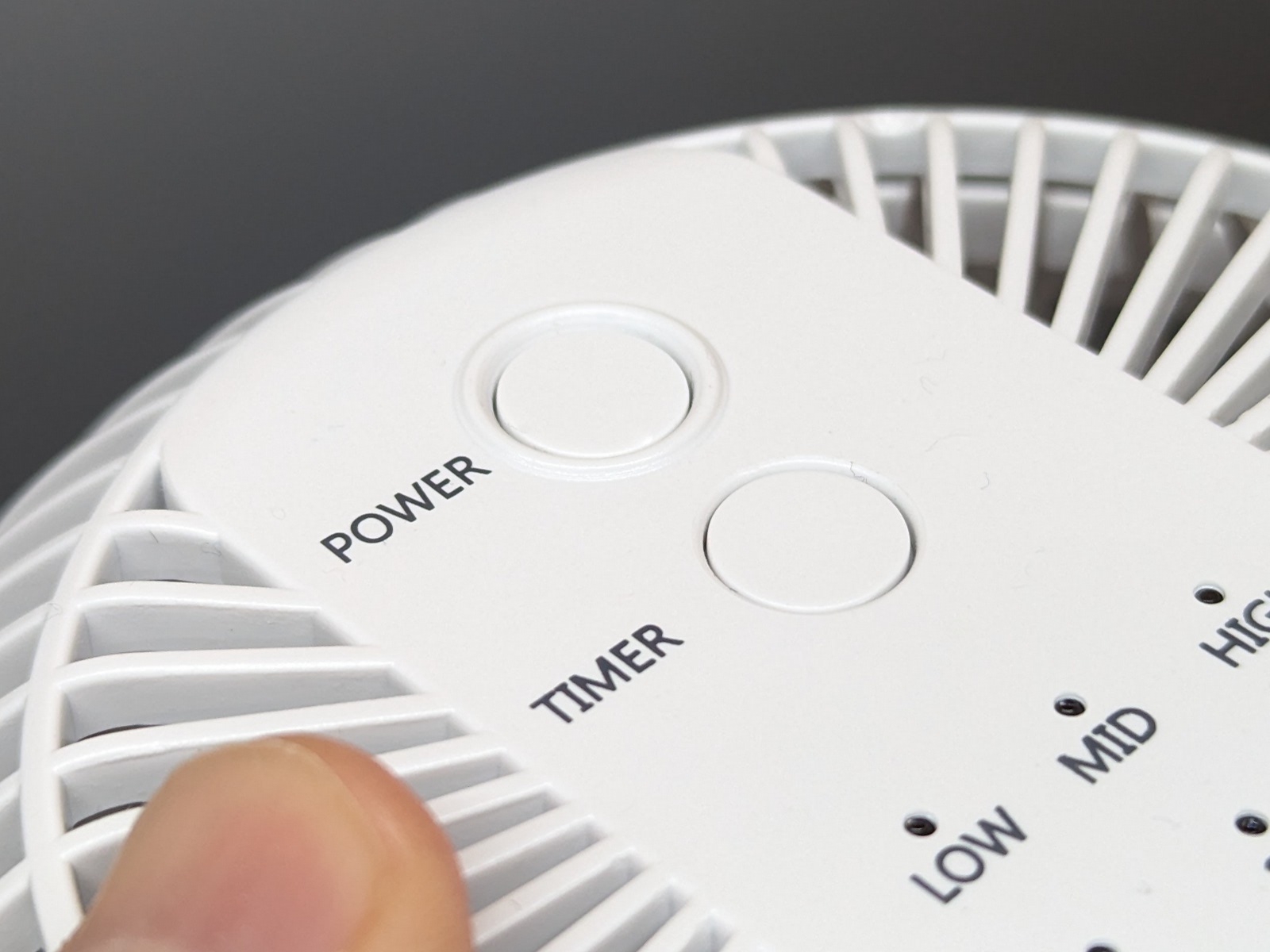 風量切替を兼ねた電源ボタンは周囲が盛り上がっているので目視で判別できる