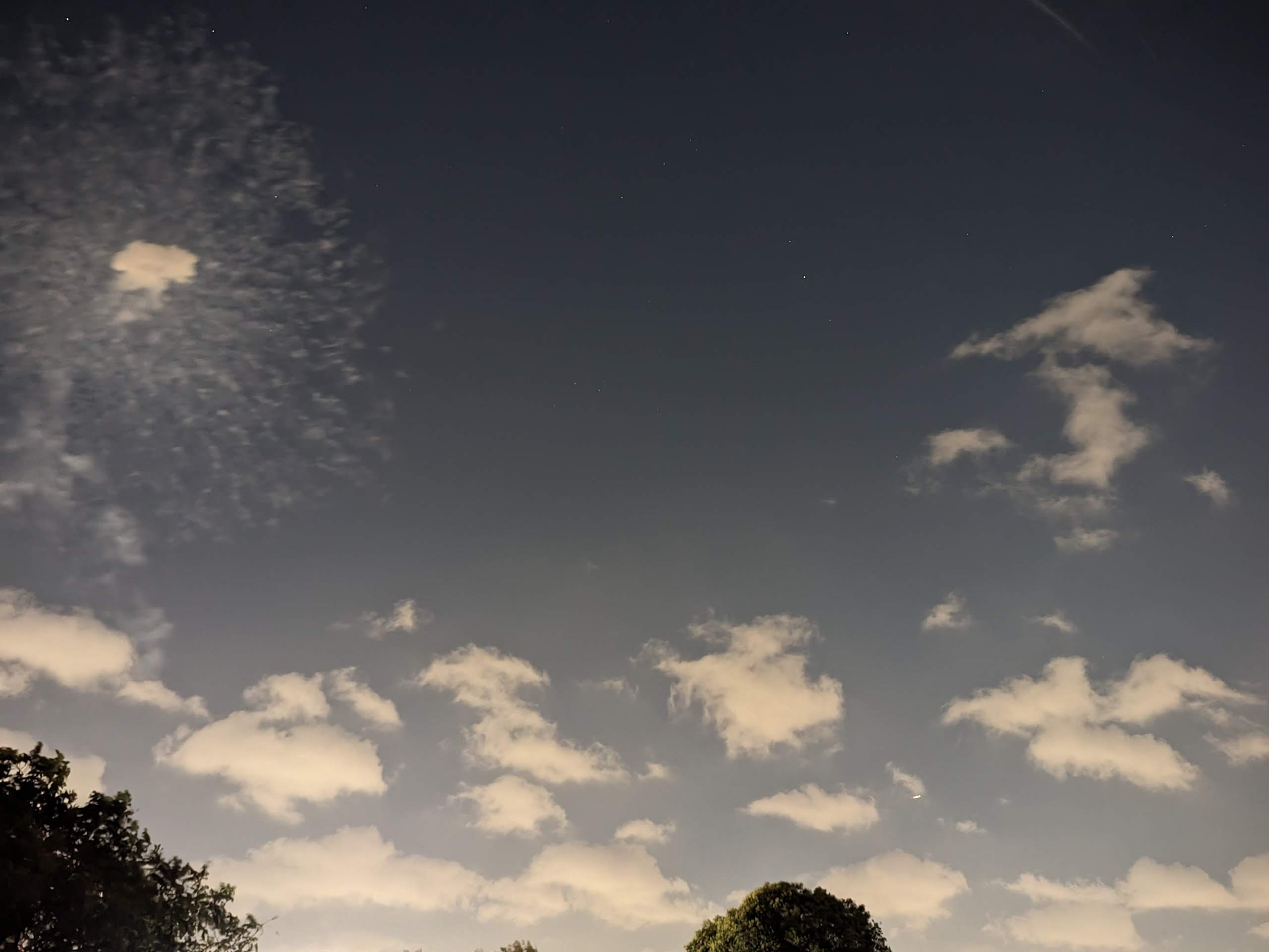 こちらも夜景モード。花火が姿を消した後ですが、暗い夜空が明るく撮れている、ということで参考までに掲載です