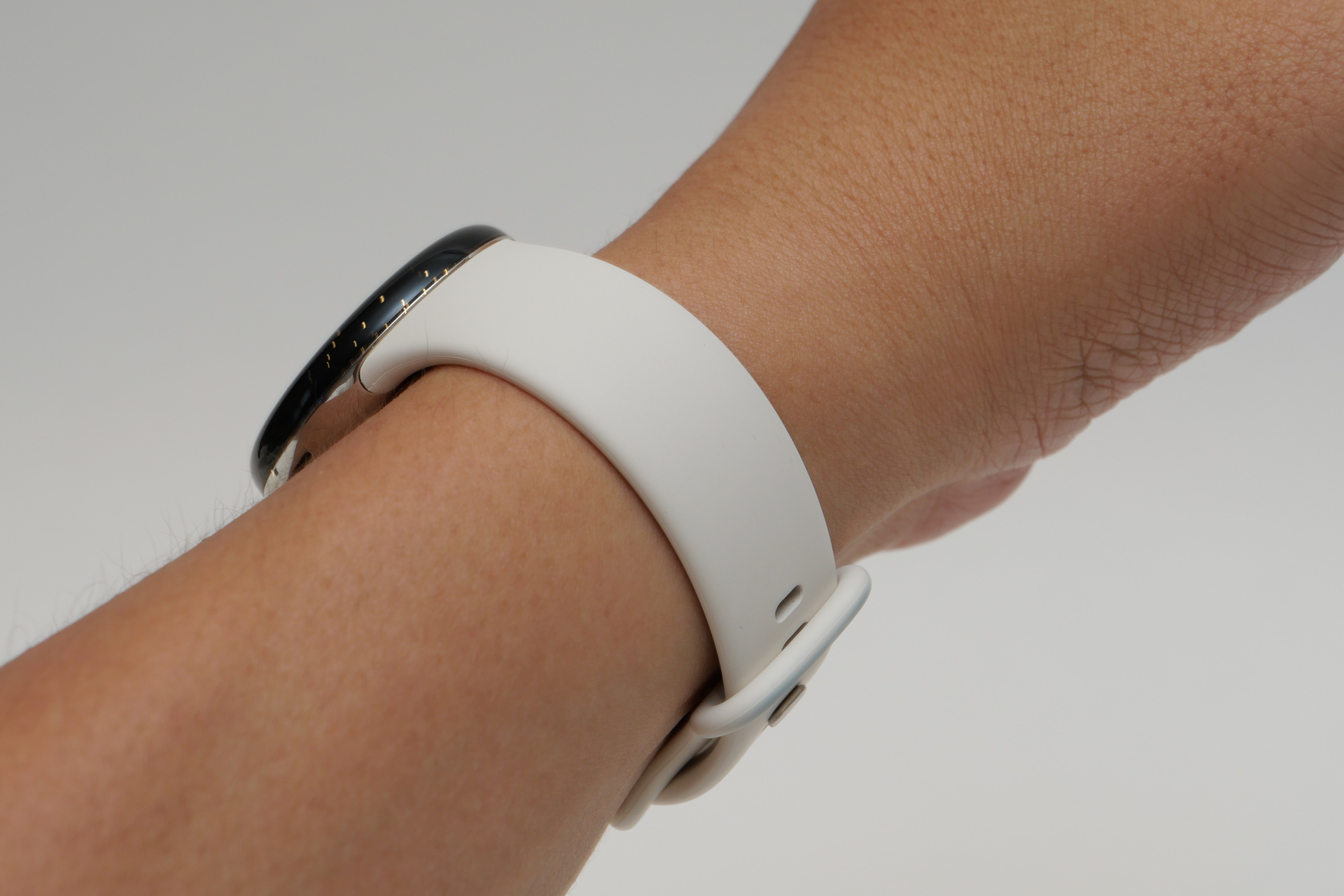 猛暑の中、シリコンバンドでは蒸がひどく、不快感が我慢できるレベルを突破した