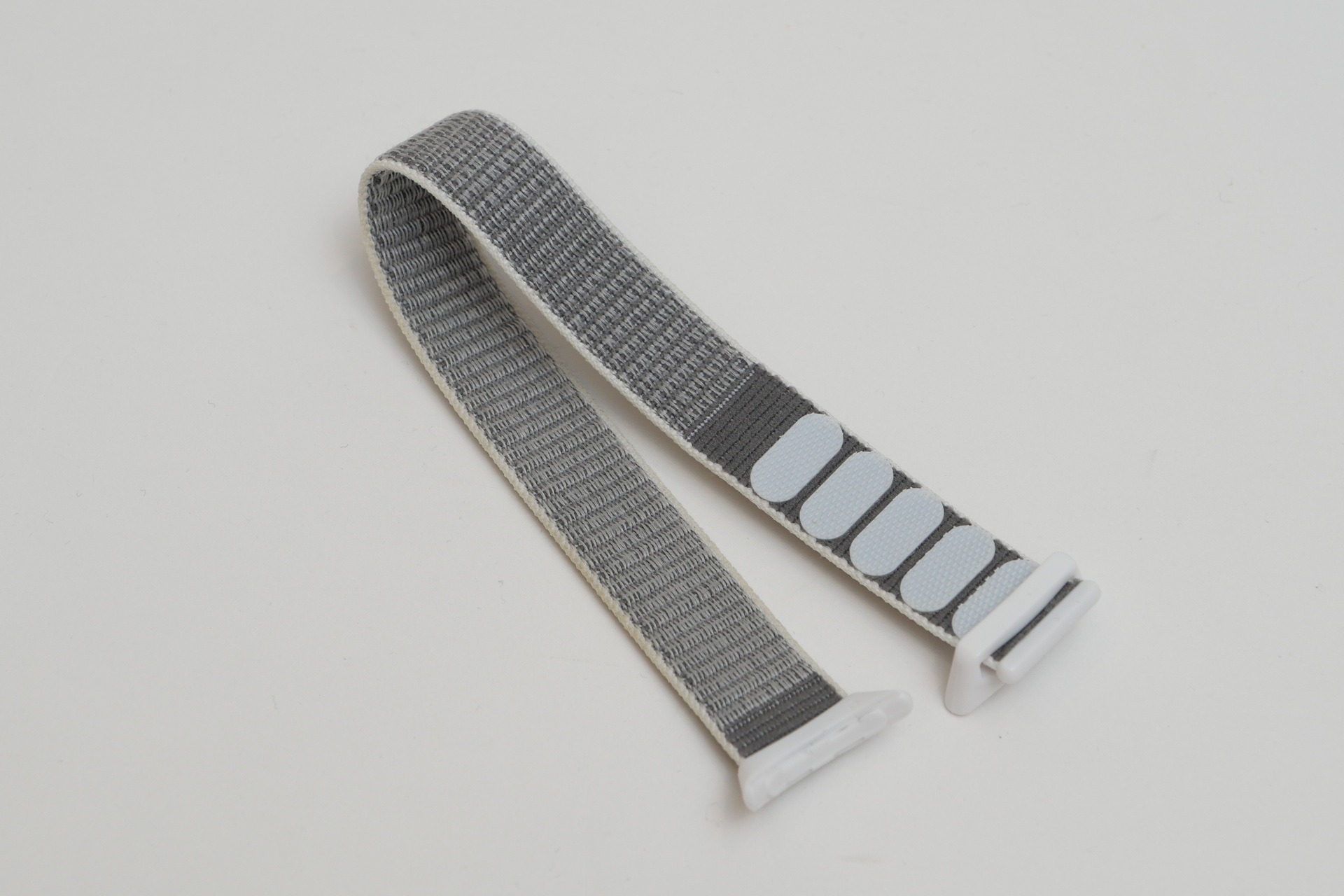交換用に購入したベルクロバンド。シンプルデザインで白系のカラーを選択。amazonで1390円だった