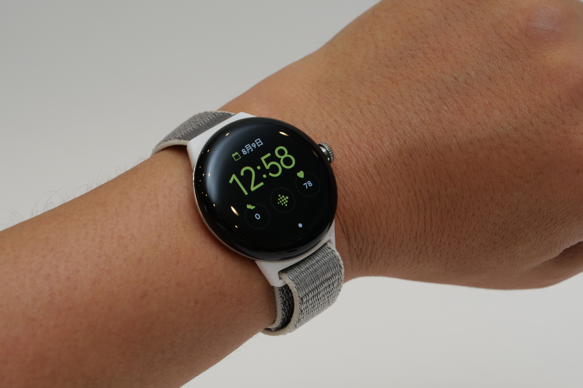 ベルクロバンドに交換してPixel Watchを装着すると、それまでのような蒸れをほとんど感じなくなった