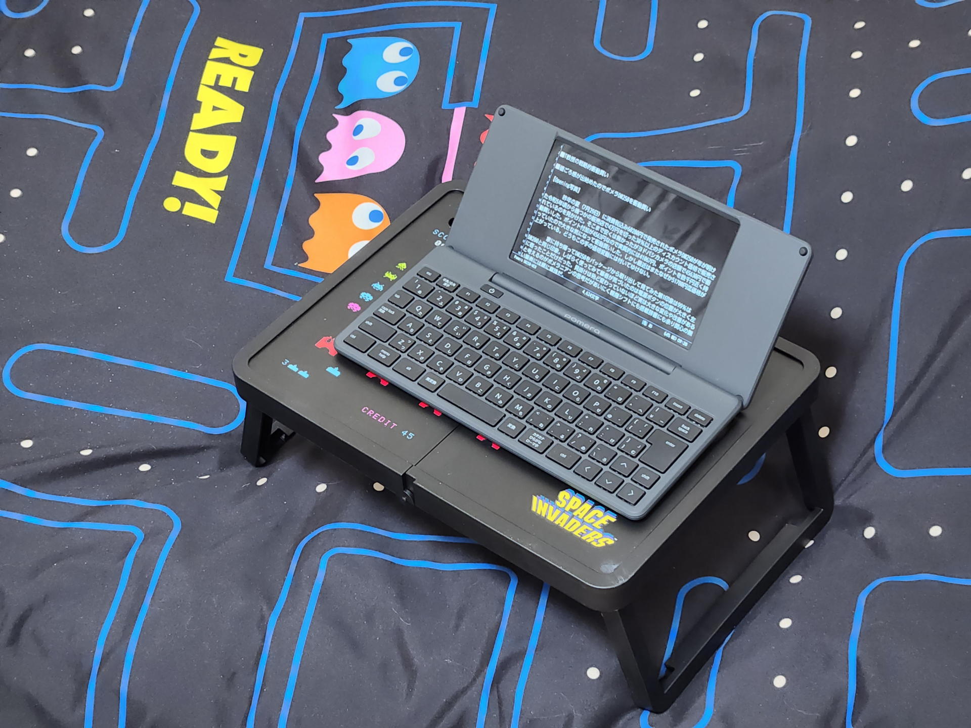 スマホやタブレットは問題ないが一般的なモバイルパソコンやポメラなどはスペースの大半を占めてしまう