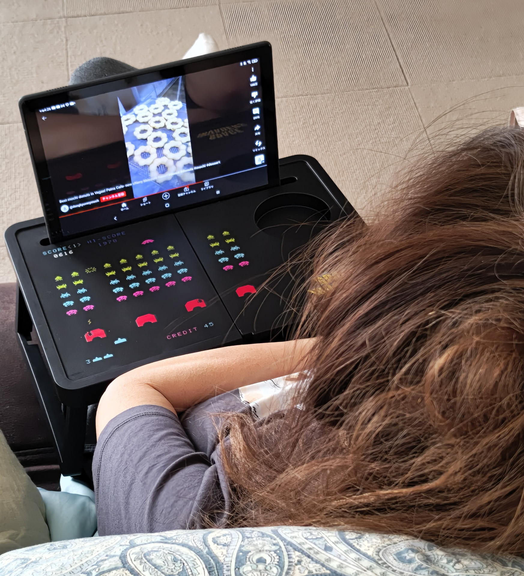 ソファに座って“手ぶらながらタブレット”が最適なようだった