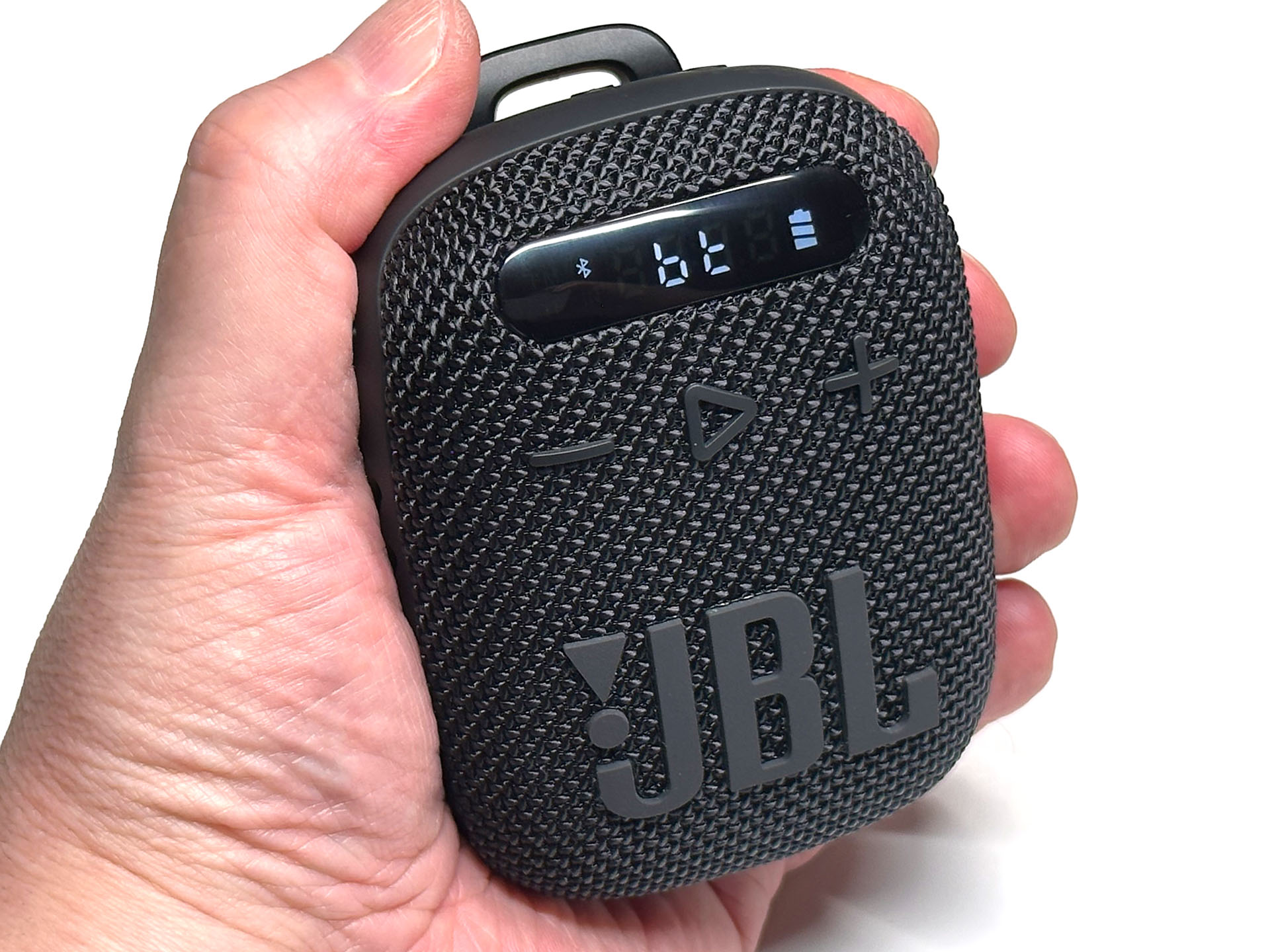 手に持った感じ。サイズは73.2×90×35.8mmで、重さは約230g。ポケッタブルというイメージではないが、クリップを使って身につけるなどするのは十分現実的なサイズ感だ。本体上部には視認性の高いディスプレイを内蔵する。