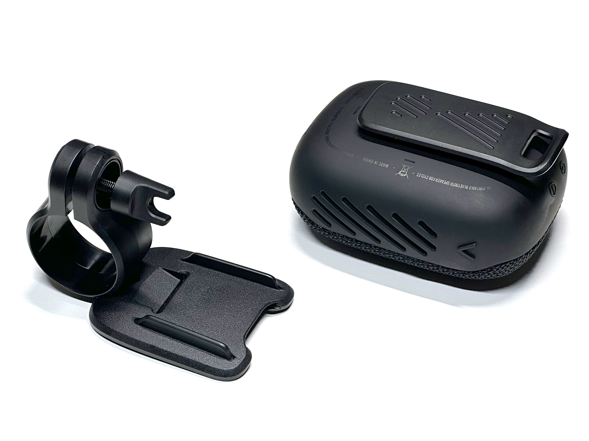 このマウントも極めてシンプル。指で回せるネジ1本でハンドルに取り付けられる。