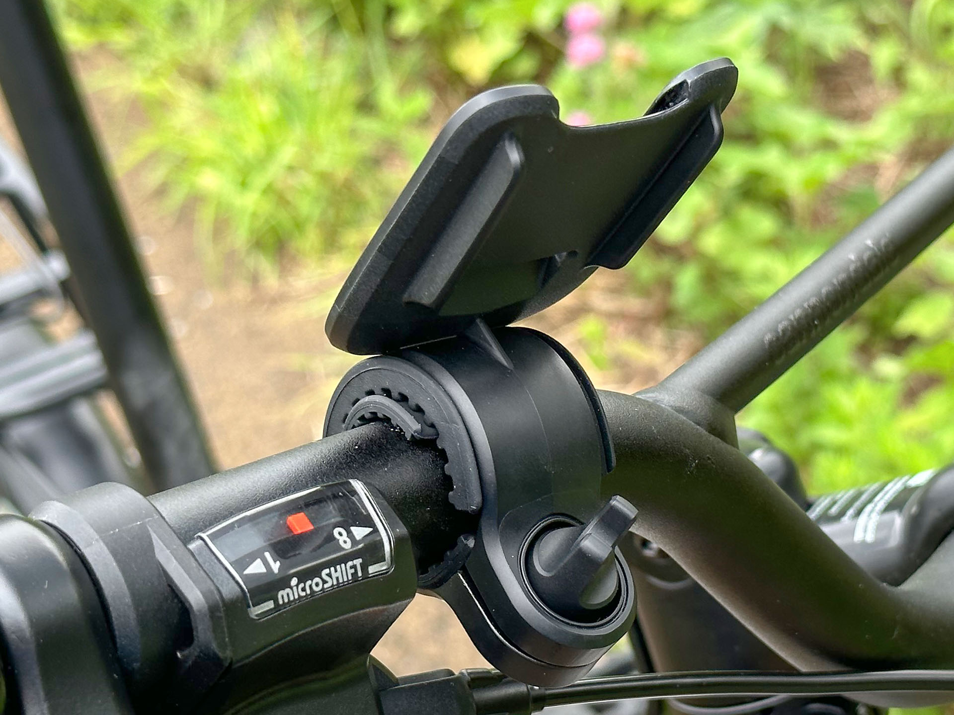 このハンドルの場合、付属のシム（サイズ調整ラバー）を2枚とも使ったらぴったりとなった。シムの位置がこの逆のほうがしっくりくることに後から気づいた。