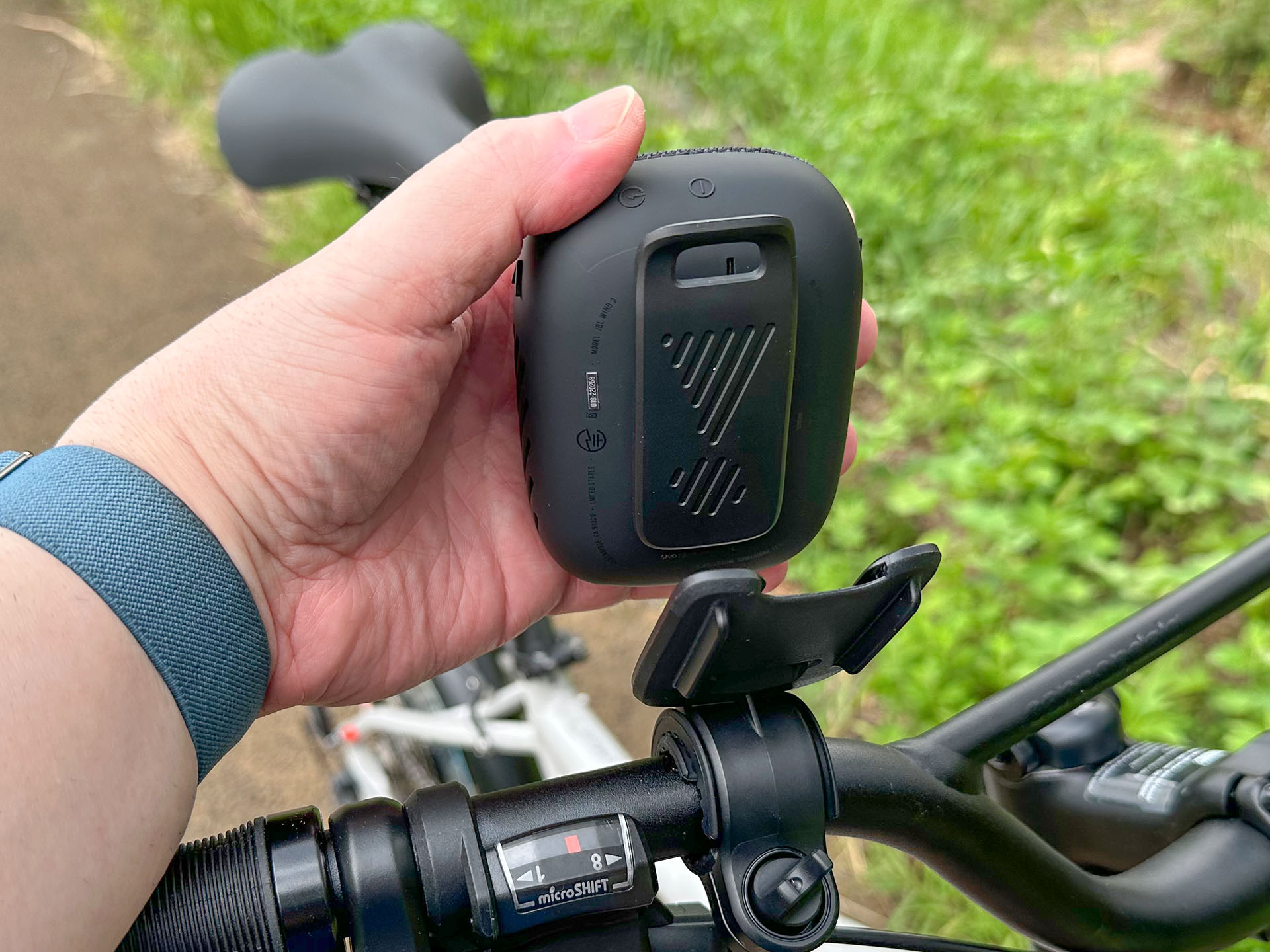 JBL WIND 3背面のクリップ部で、キット上部を挟むようにしてスライドさせる。