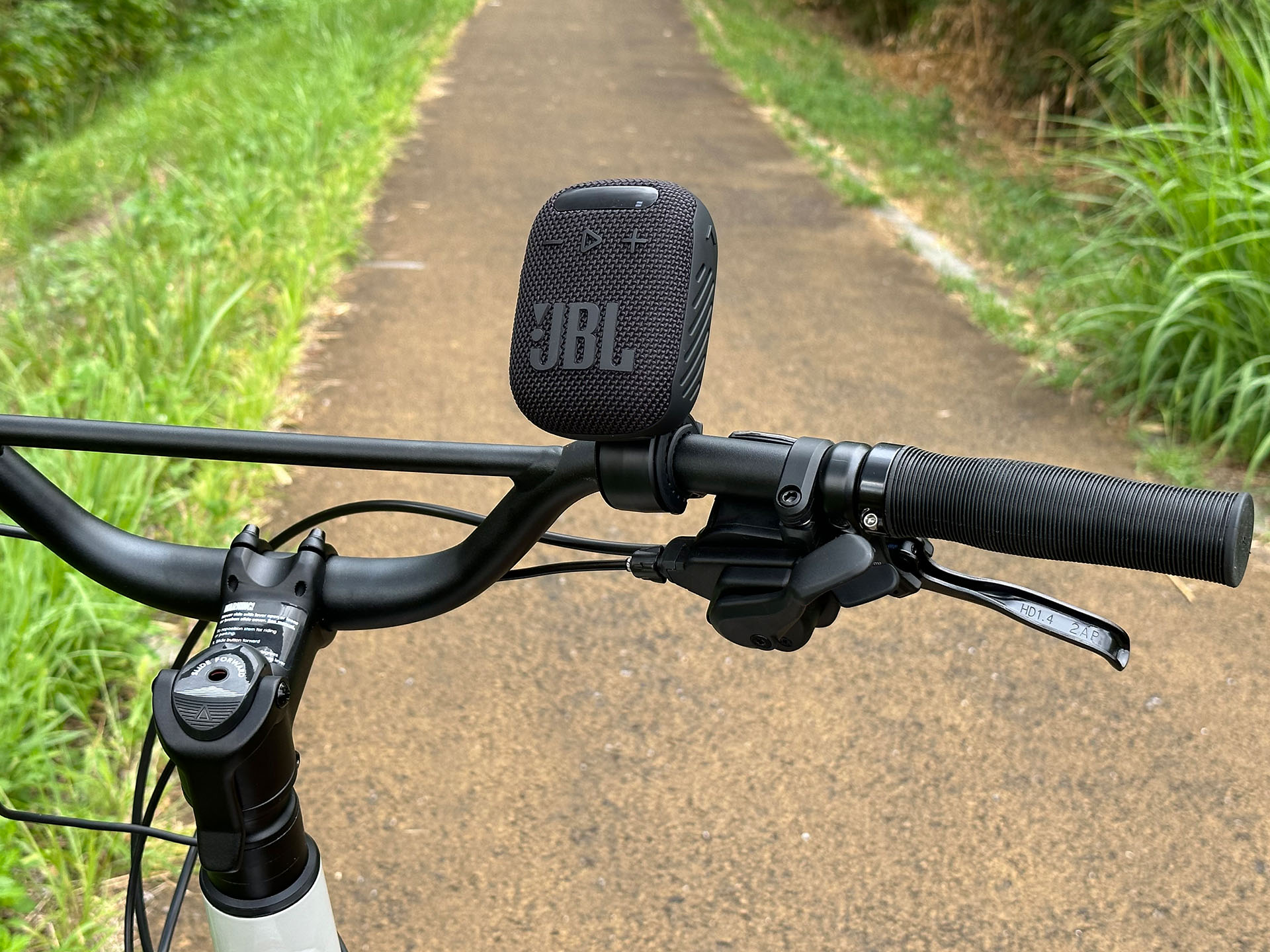 操作ボタンが大きめなので、グローブをしていても容易に操作できる。ディスプレイは明るく視認性がよく、屋外の明るい環境下でもしっかり見える。