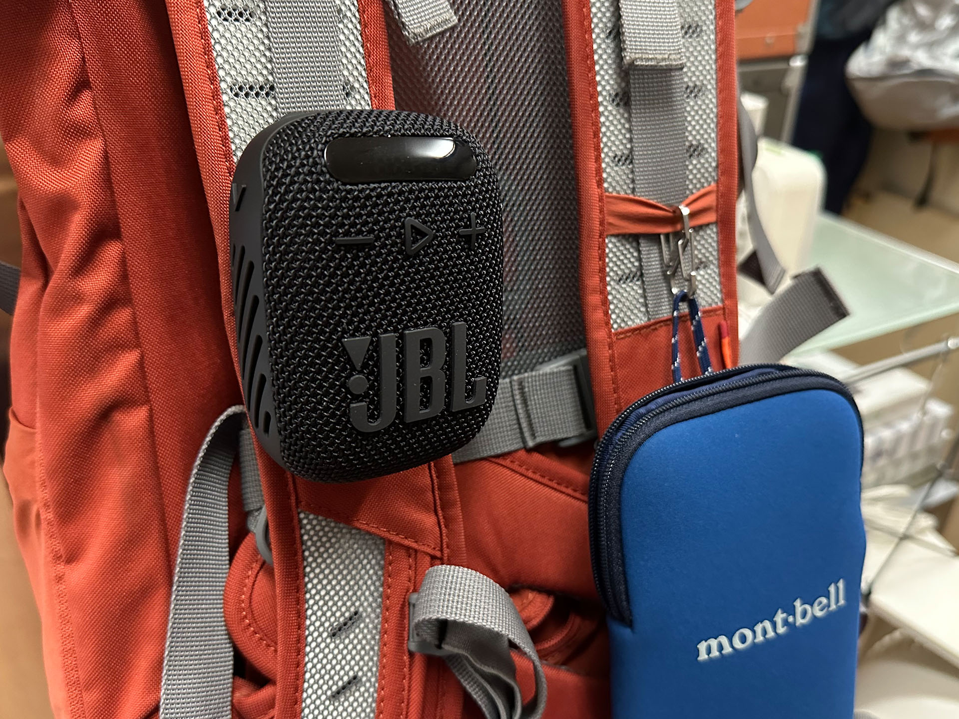 バックパックのショルダーハーネスにある横向きの取っ掛かりにJBL WIND 3を引っ掛けてみた。まずまずの安定感。カラビナかヒモで落下防止をすればよさそう。