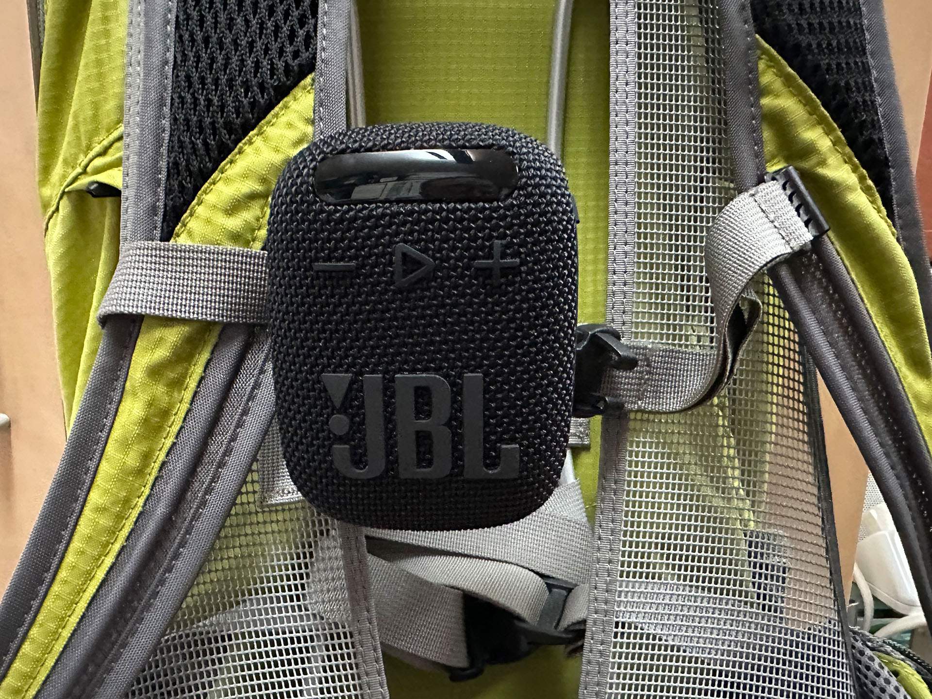 バックパックのチェストハーネスにJBL WIND 3をクリップしてみた。これはかなり安定する。