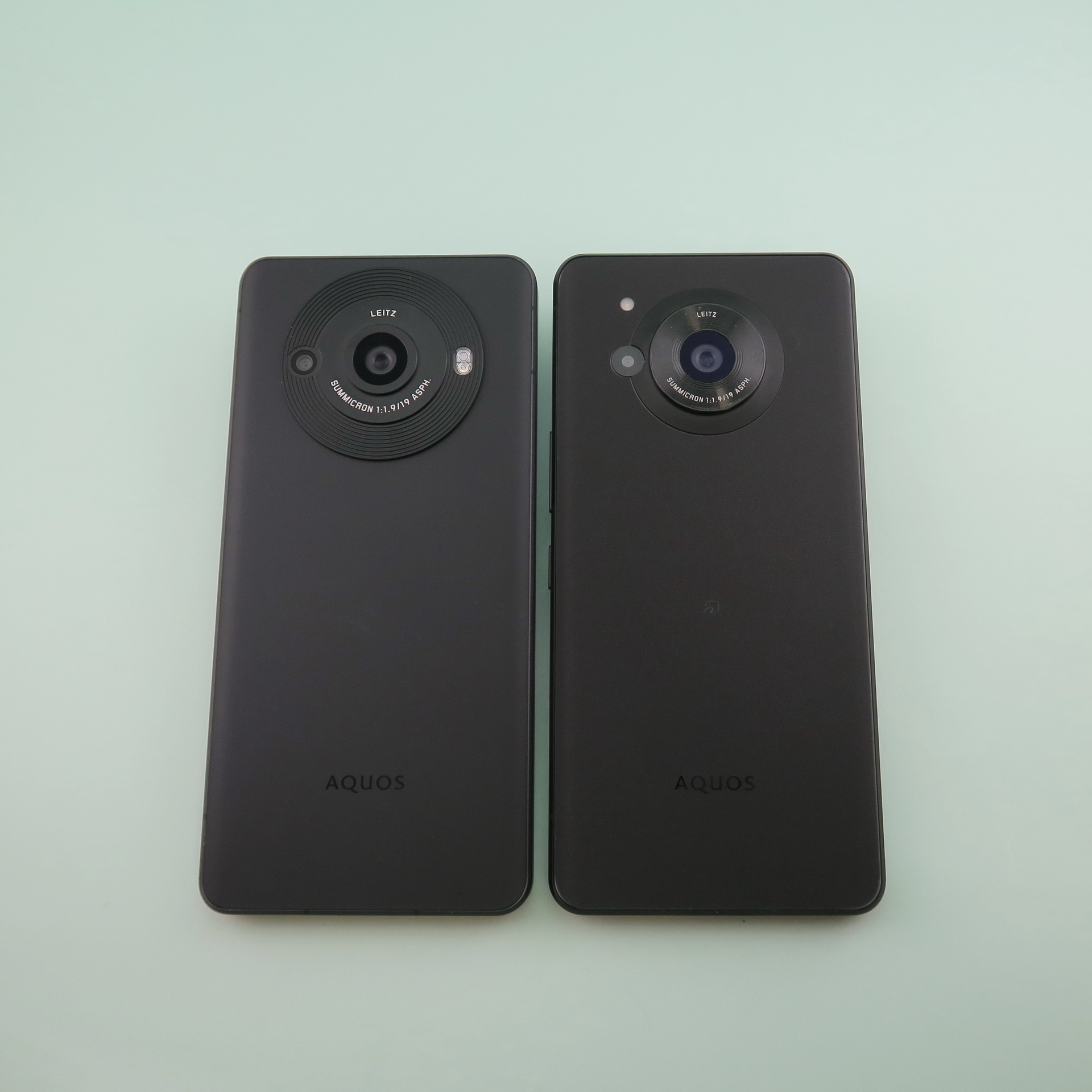 「AQUOS R8 pro」（左）と「AQUOS R7」（右）の背面。中央のカメラリング。カメラ右側の14chスペクトルセンサー、LEDライトなどに違いがある