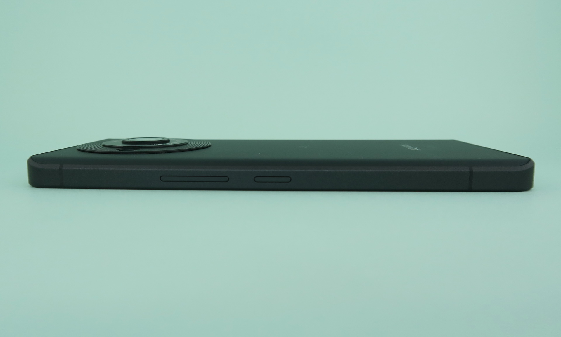 右側面にはシーソー式の音量キー、電源キーを備える