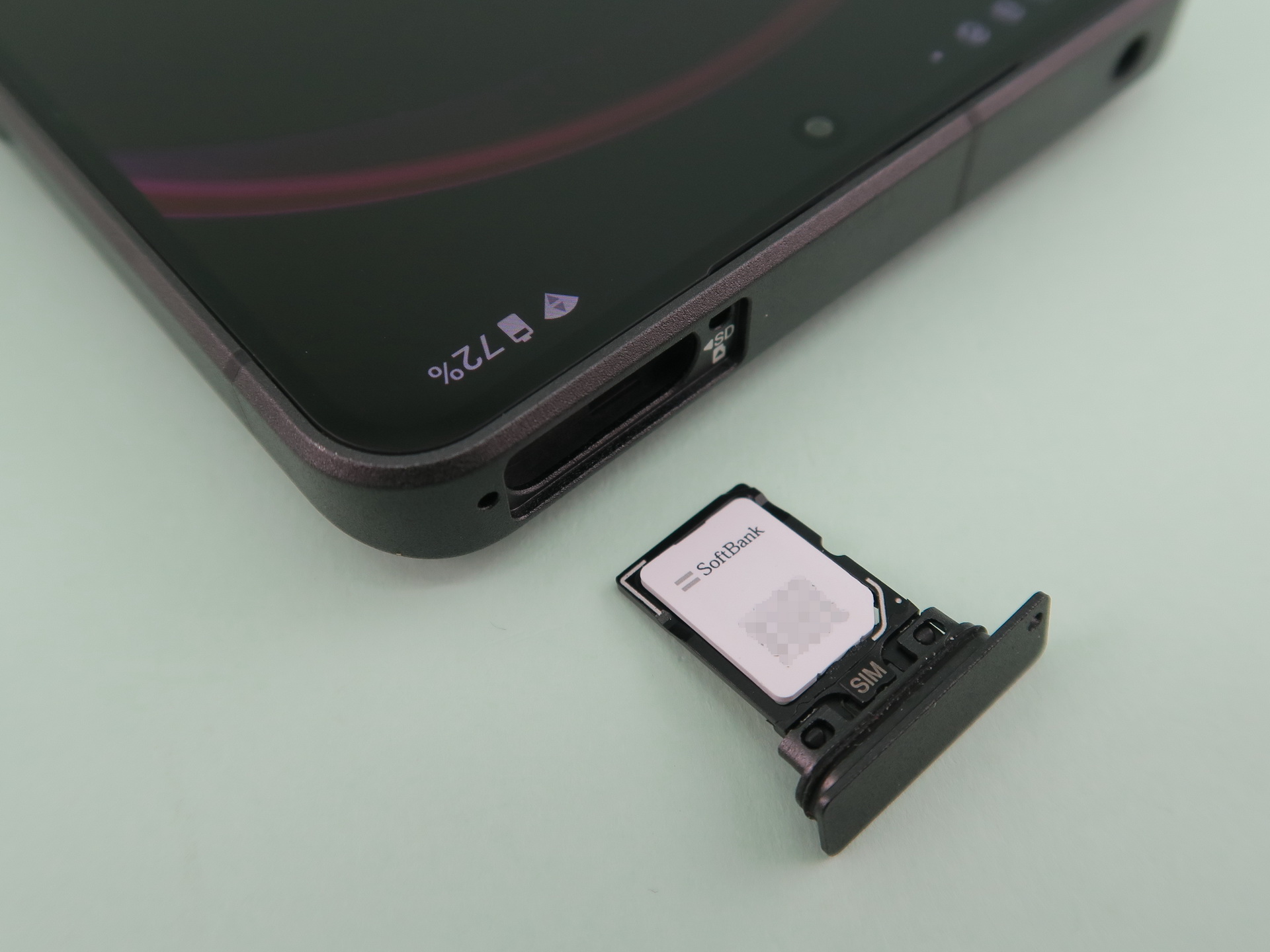 SIMカードトレイにはnanoSIMカードを1枚のみ、装着可能。トレイ部分とカバー部分は少し稼働する構造なので、折らないように気をつけたい