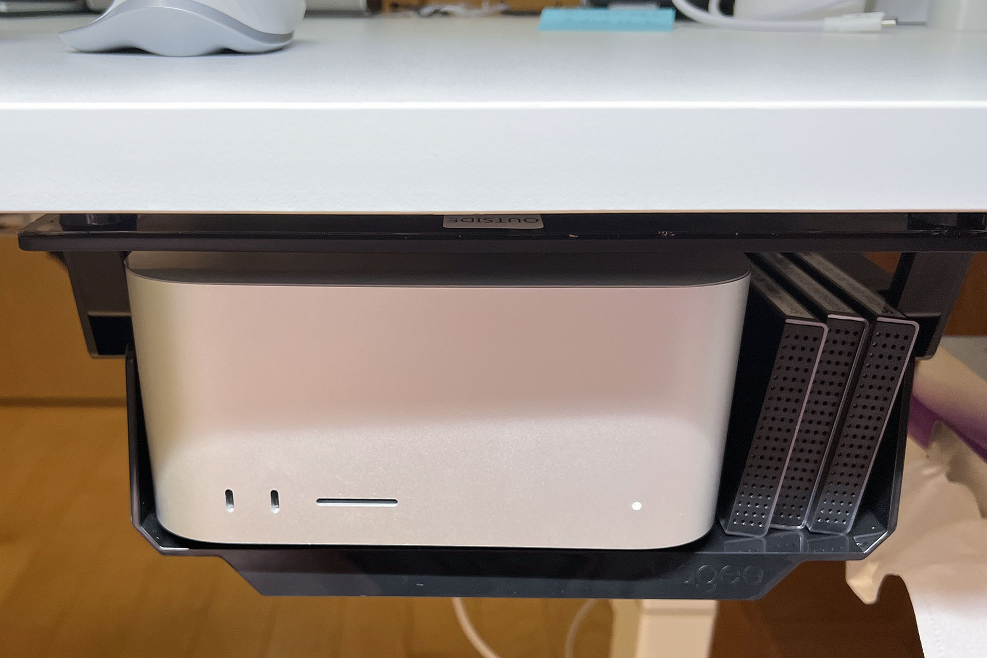 おもに深夜だけMac Studioの電源を落としている。しかし昼間数時間程度スリープさせていると、起動時（ファン動作時）よりも熱をもってしまう。